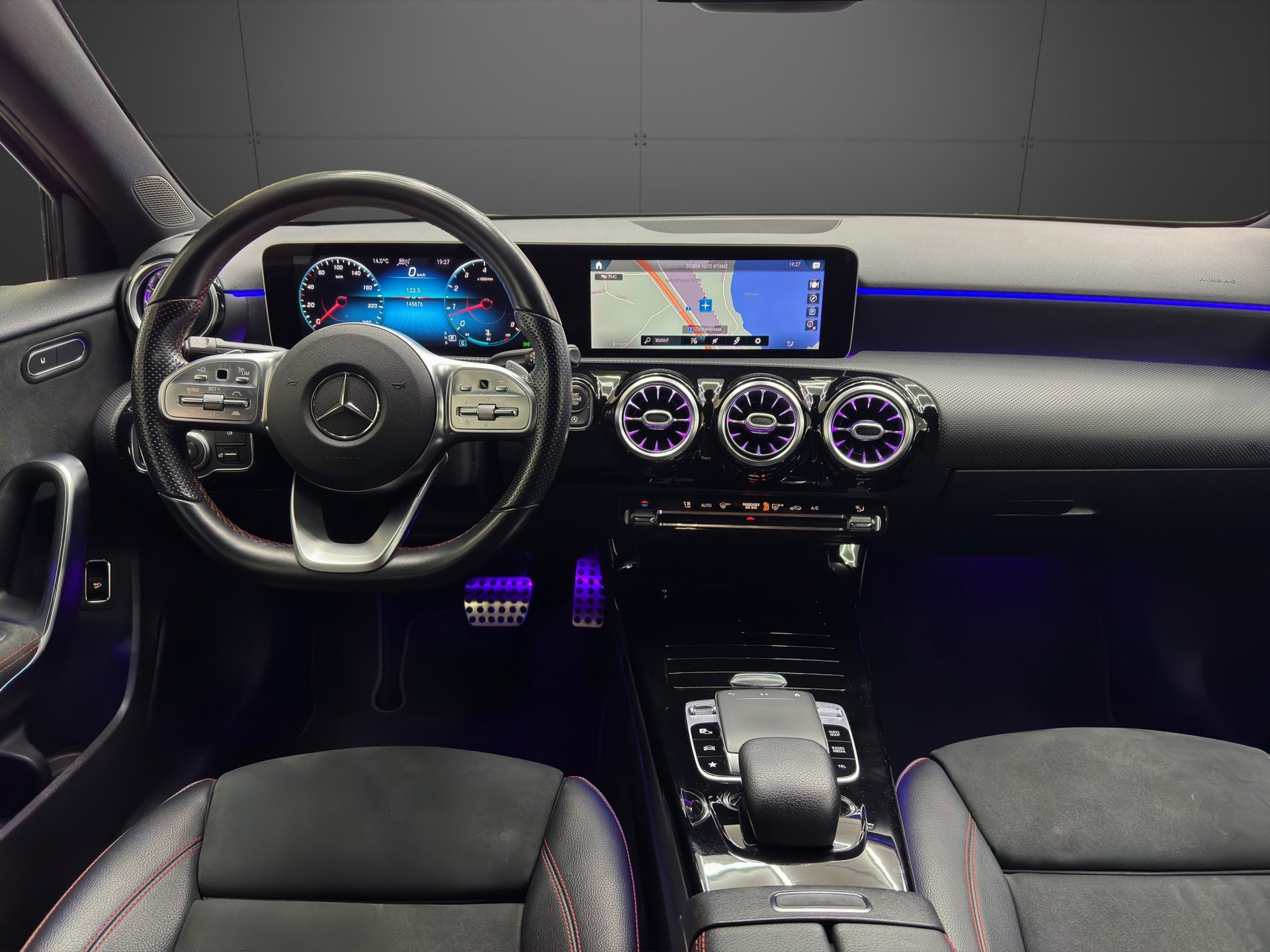 MERCEDES-BENZ A 250 AMG Line 7G-DCT-image-11