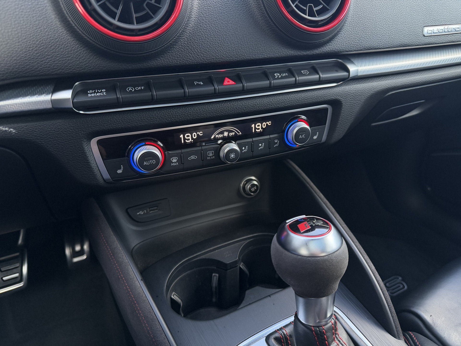 AUDI RS3 Sportback 2.5 TSI quattro S-tronic-image-15