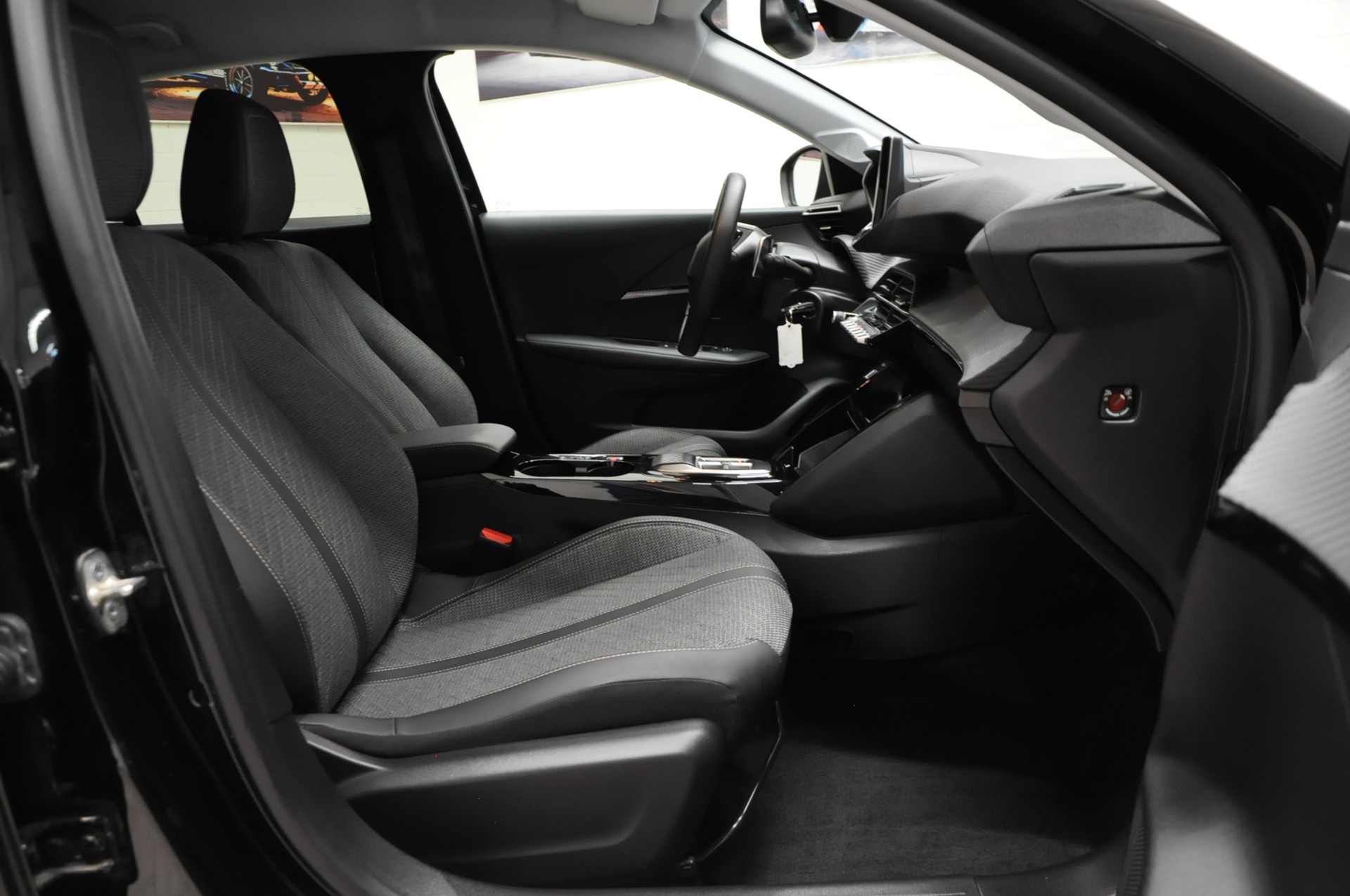 PEUGEOT 208 1.2 PureTech Allure EAT8-image-12