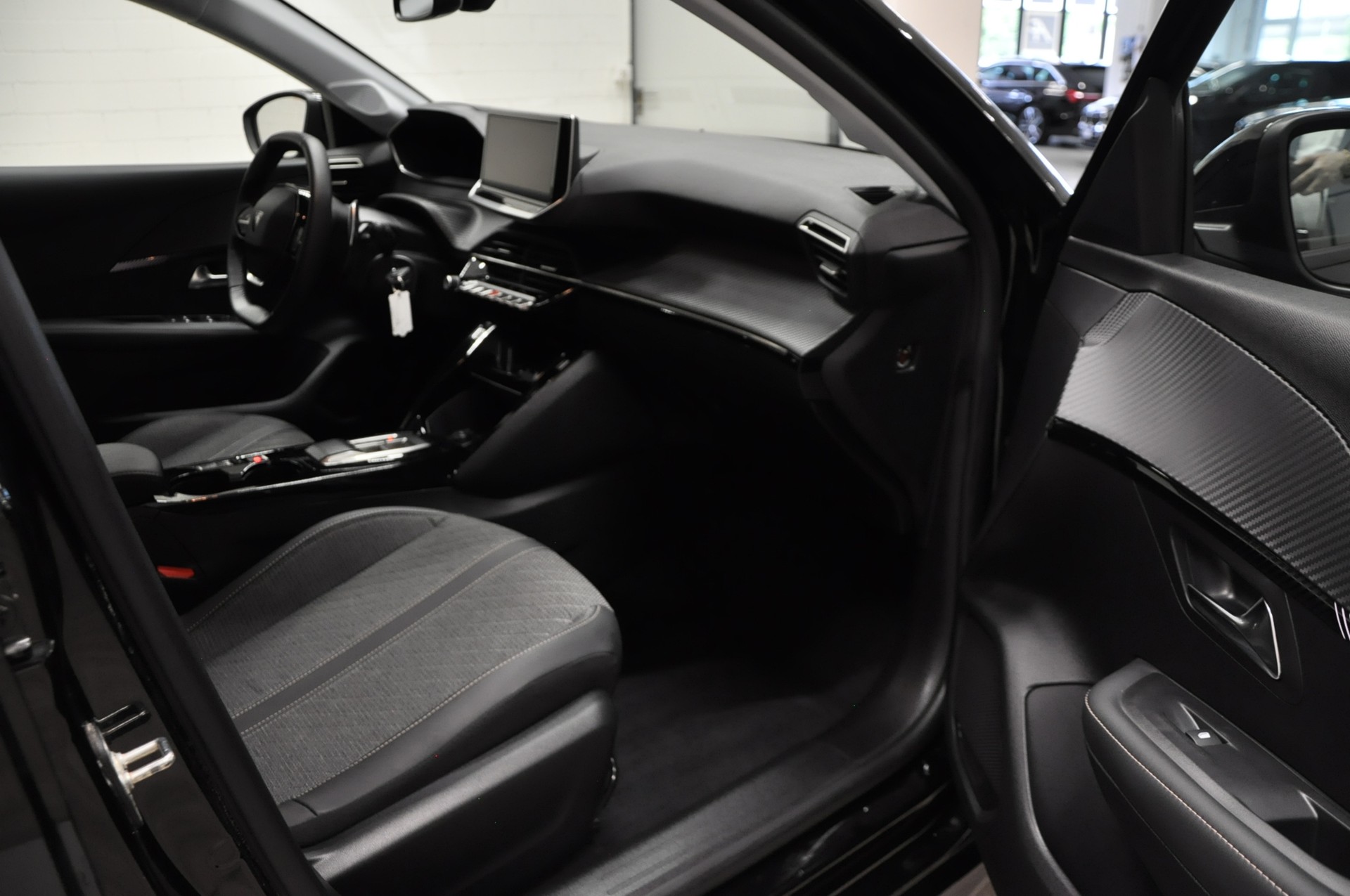 PEUGEOT 208 1.2 PureTech Allure EAT8-image-11