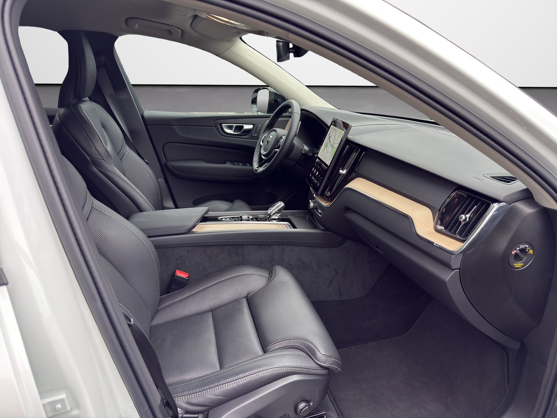 VOLVO XC60 2.0 B5 MH Plus Dark AWD-image-8