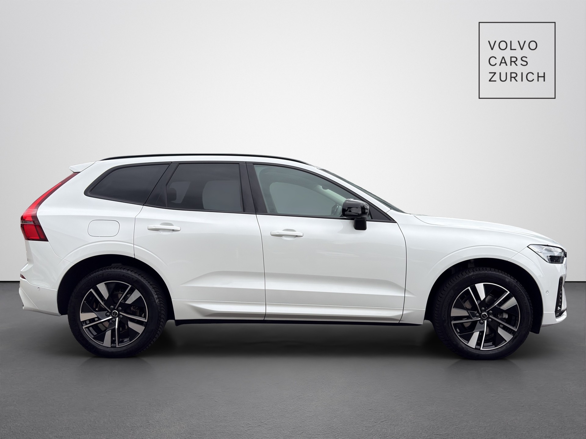 VOLVO XC60 2.0 B5 MH Plus Dark AWD-showroom-element-3