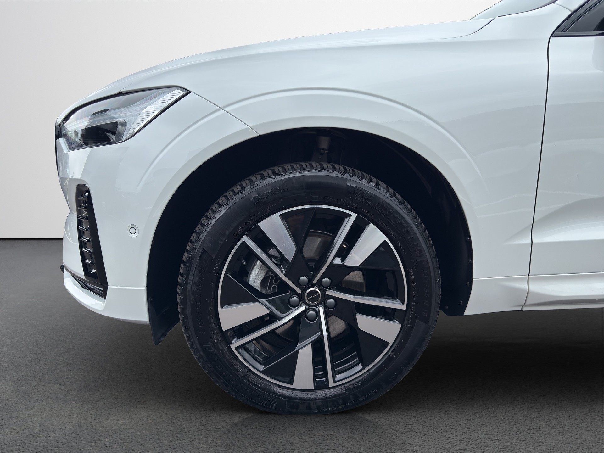 VOLVO XC60 2.0 B5 MH Plus Dark AWD-image-6