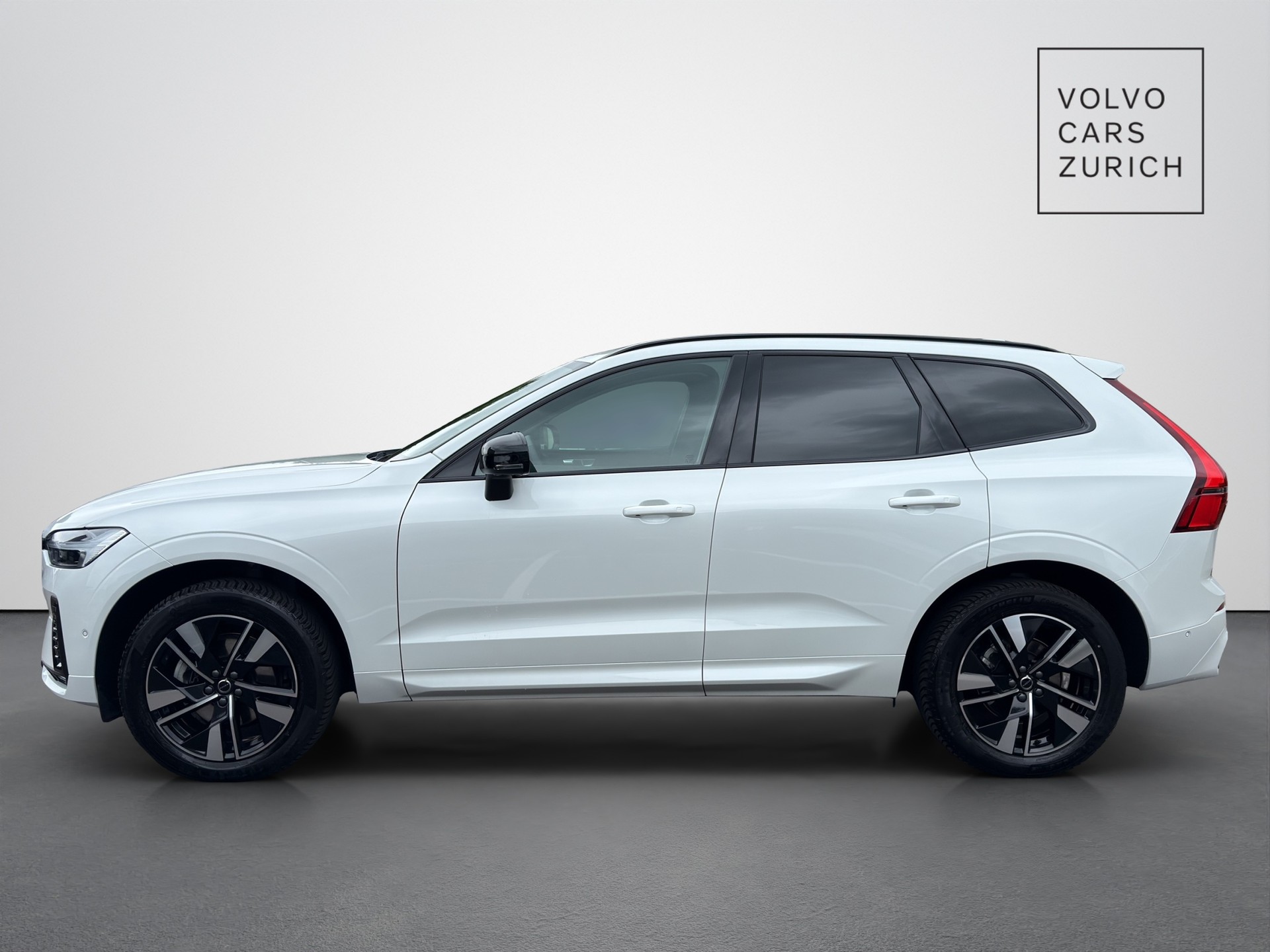 VOLVO XC60 2.0 B5 MH Plus Dark AWD-showroom-element-2