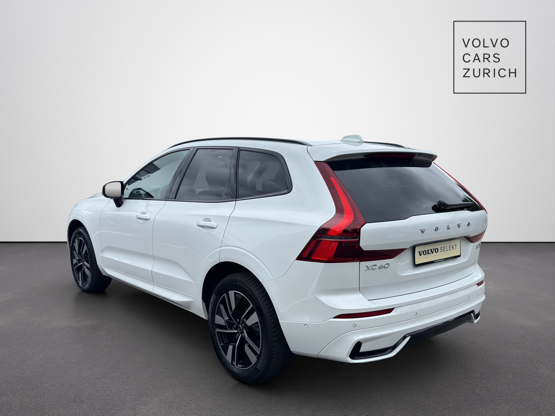 VOLVO XC60 2.0 B5 MH Plus Dark AWD-showroom-element-1