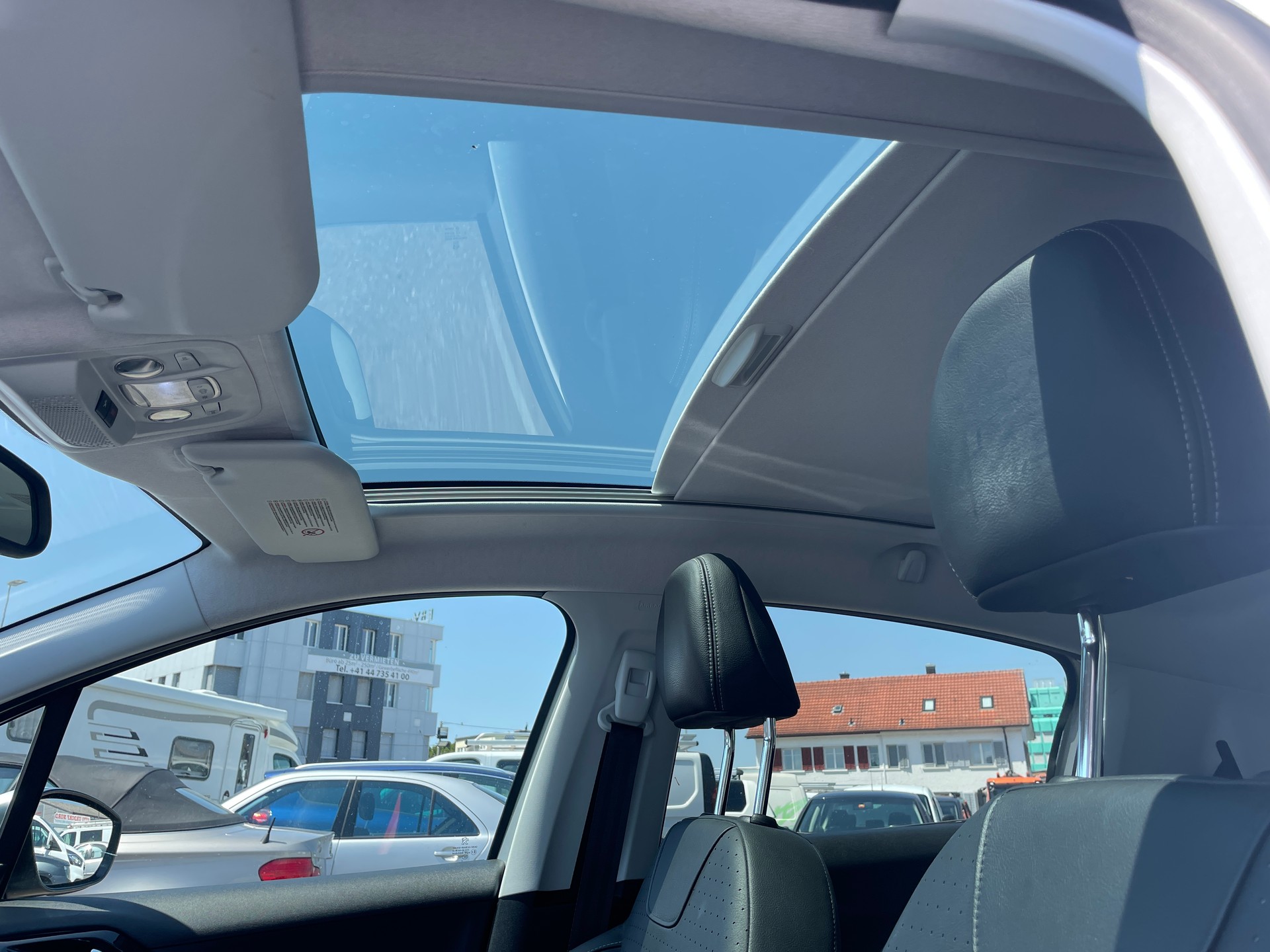 PEUGEOT 208 1.6 e-HDI Allure EGS6-image-5