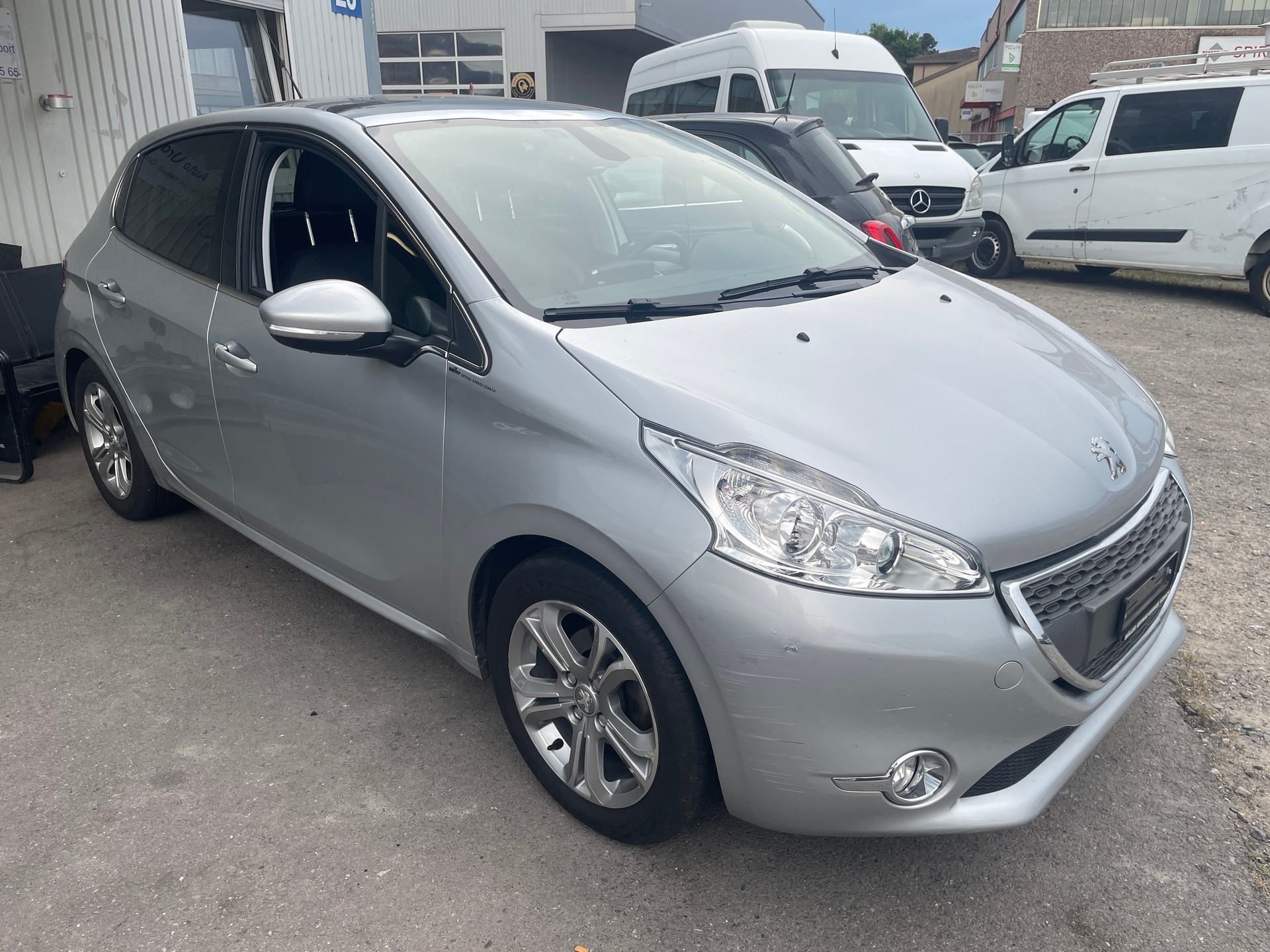 PEUGEOT 208 1.6 e-HDI Allure EGS6-image-2