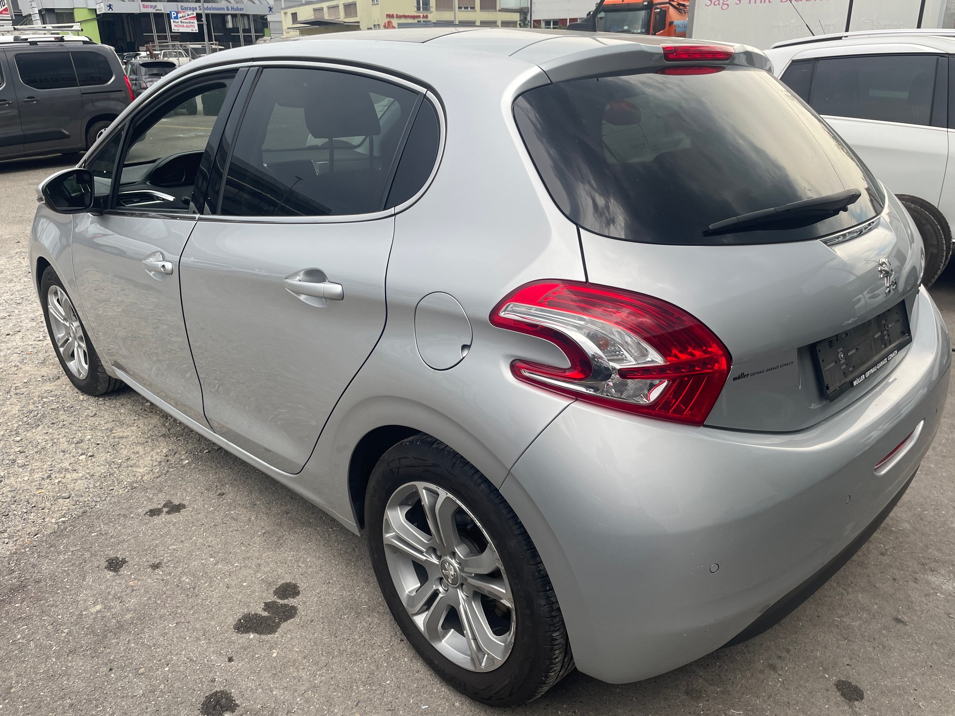 PEUGEOT 208 1.6 e-HDI Allure EGS6-image-4
