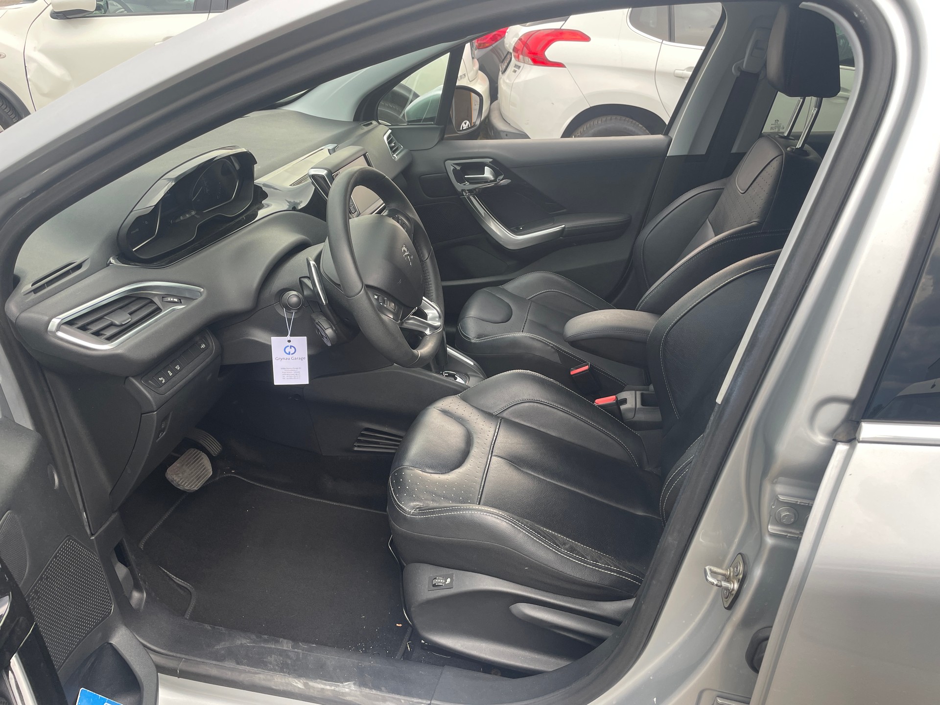 PEUGEOT 208 1.6 e-HDI Allure EGS6-image-6