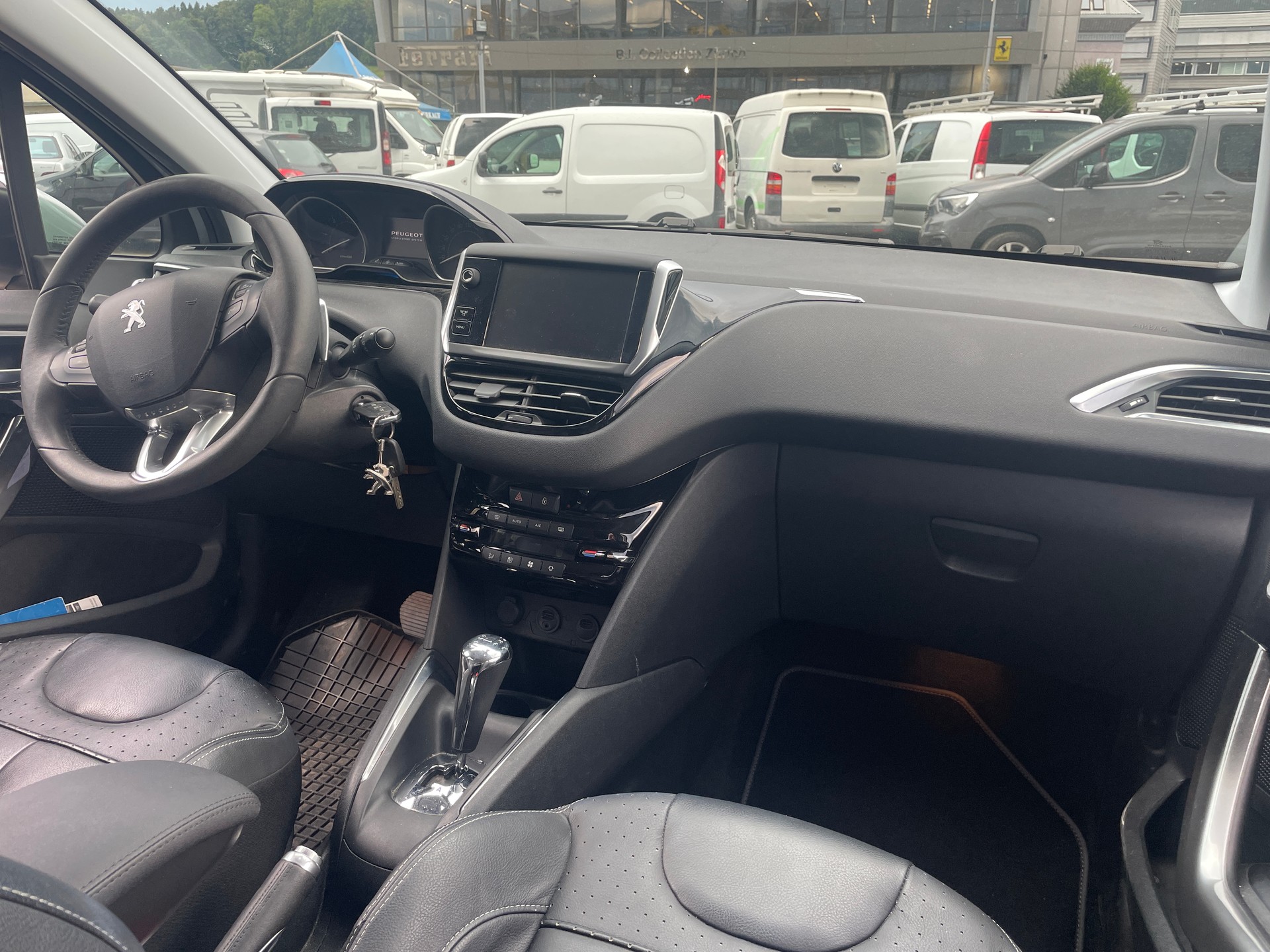 PEUGEOT 208 1.6 e-HDI Allure EGS6-image-9