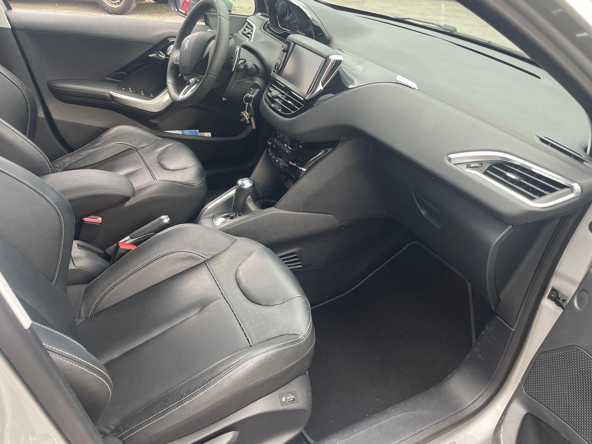 PEUGEOT 208 1.6 e-HDI Allure EGS6-image-7