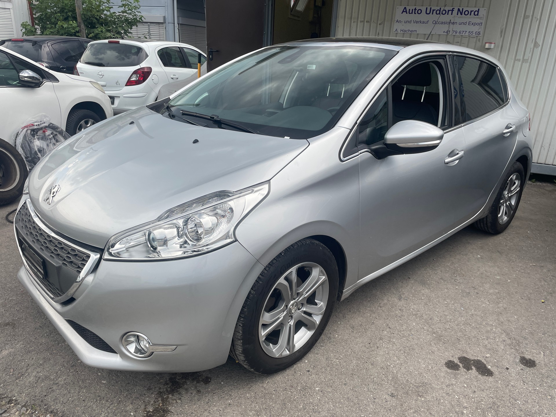 PEUGEOT 208 1.6 e-HDI Allure EGS6-image-1