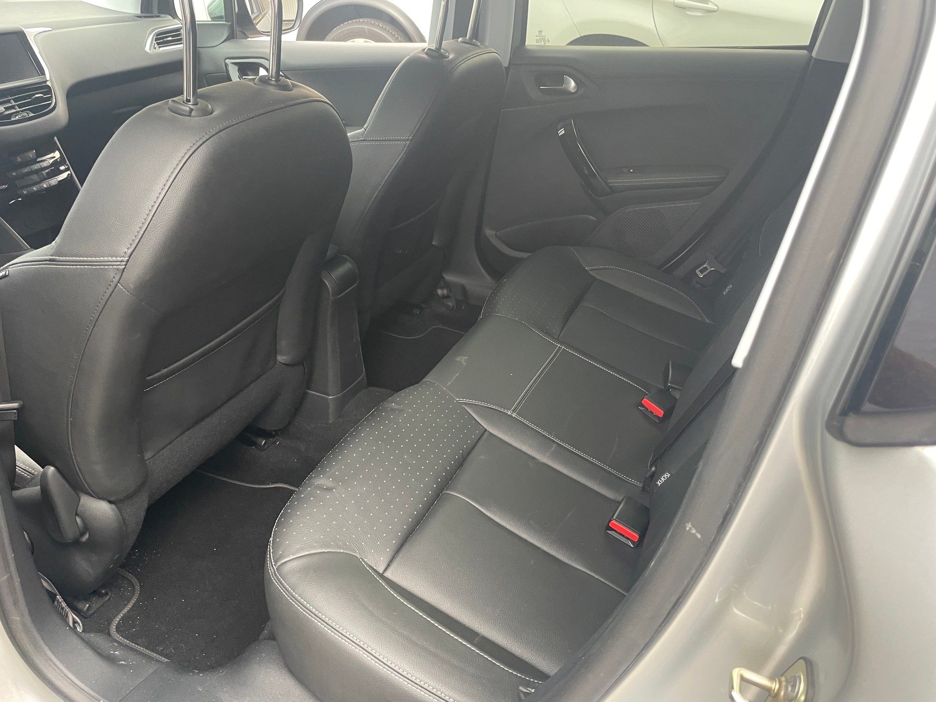 PEUGEOT 208 1.6 e-HDI Allure EGS6-image-10