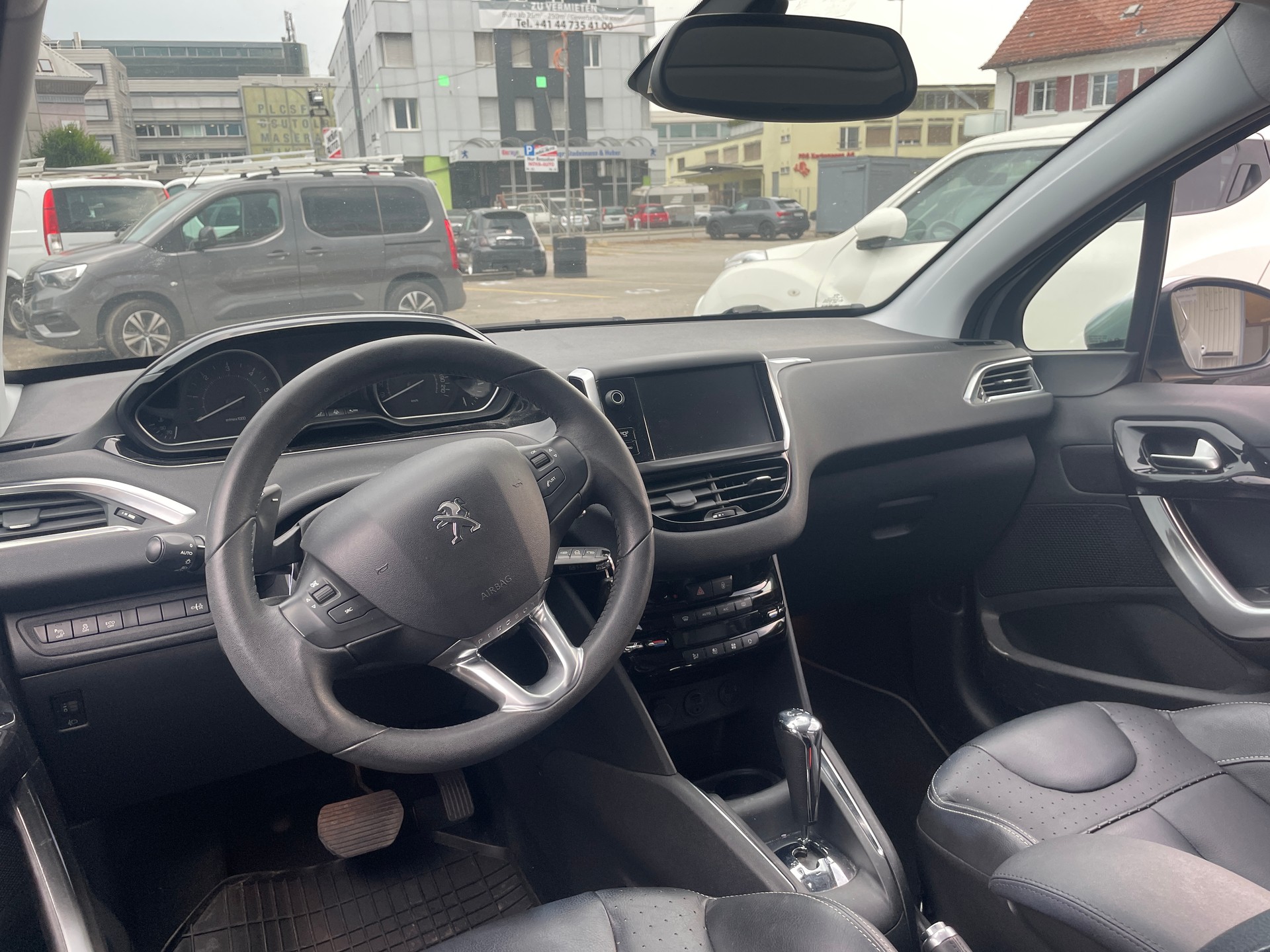PEUGEOT 208 1.6 e-HDI Allure EGS6-image-11