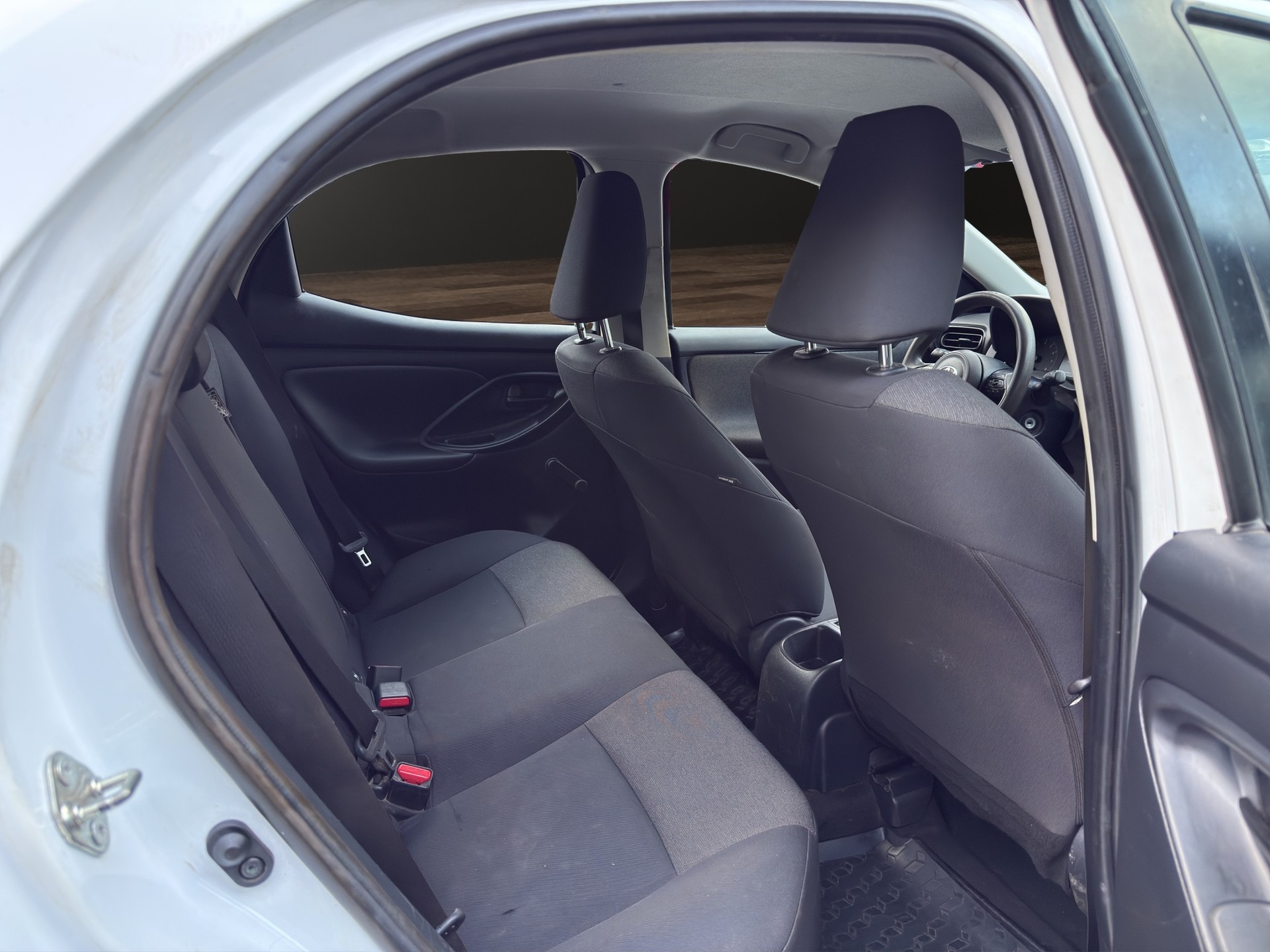 TOYOTA Yaris 1.0 Active-image-10