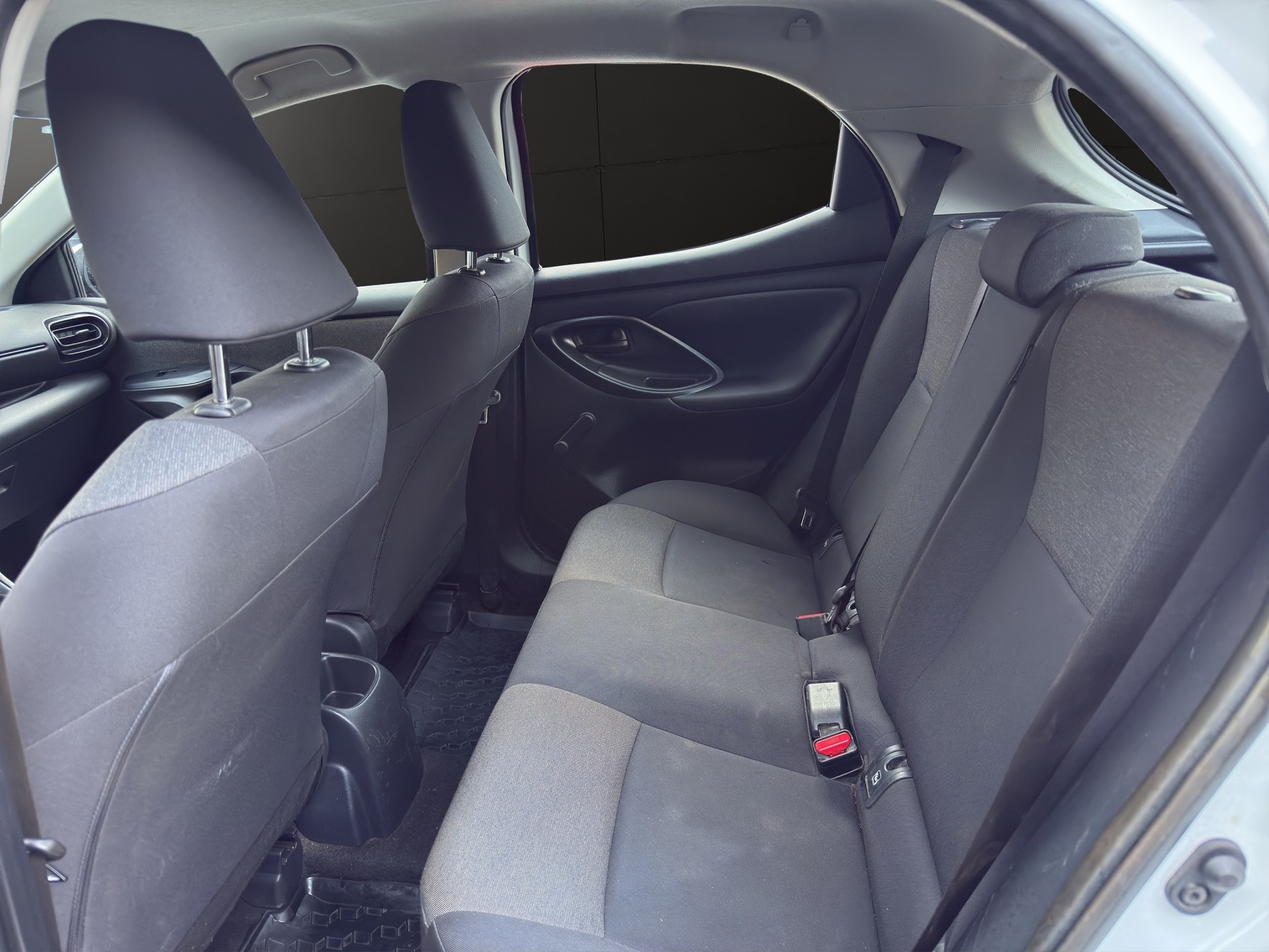 TOYOTA Yaris 1.0 Active-image-12