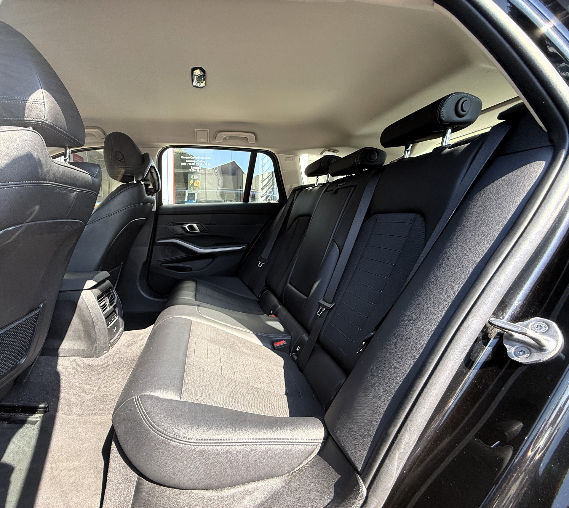 BMW 320d xDrive 48V Touring Steptronic-image-9