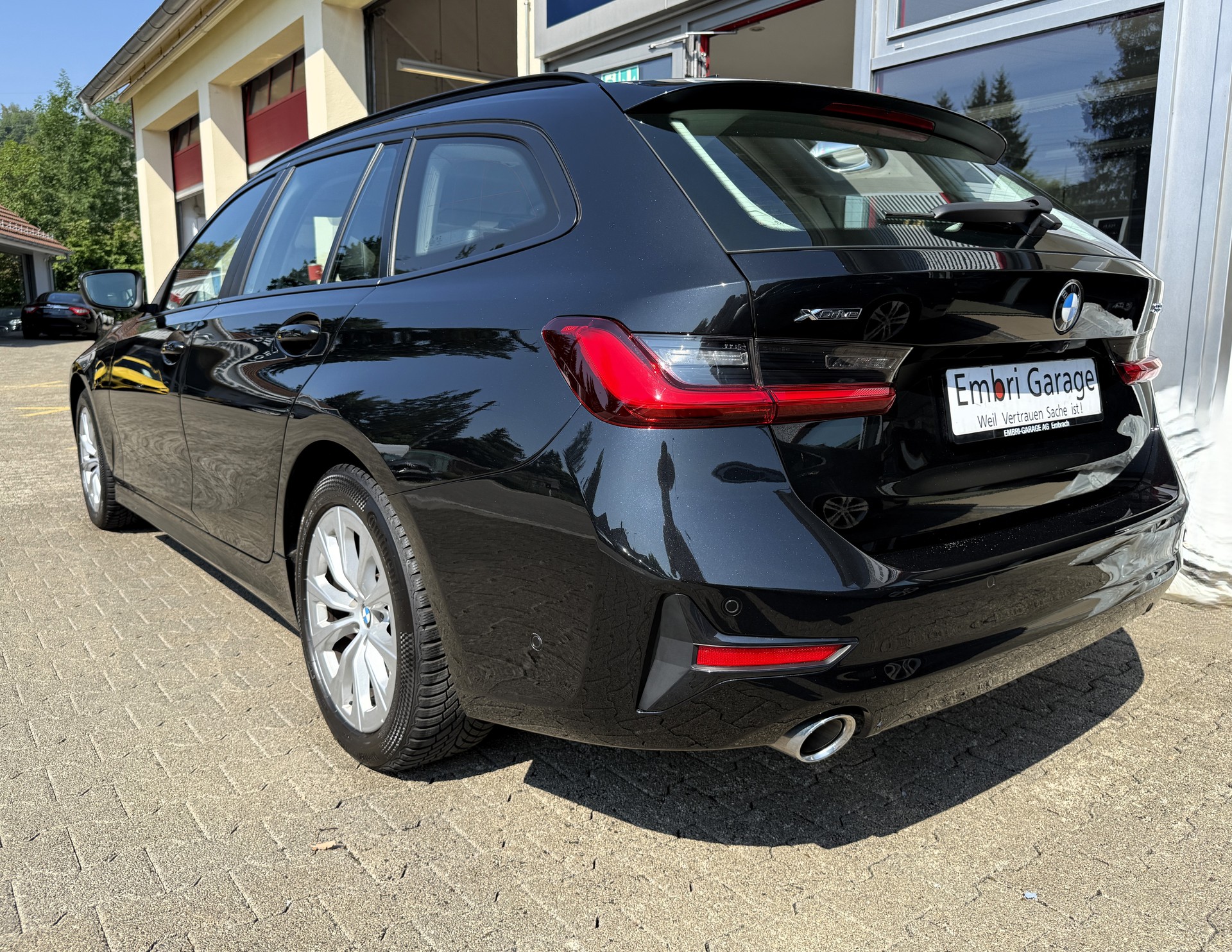 BMW 320d xDrive 48V Touring Steptronic-image-4