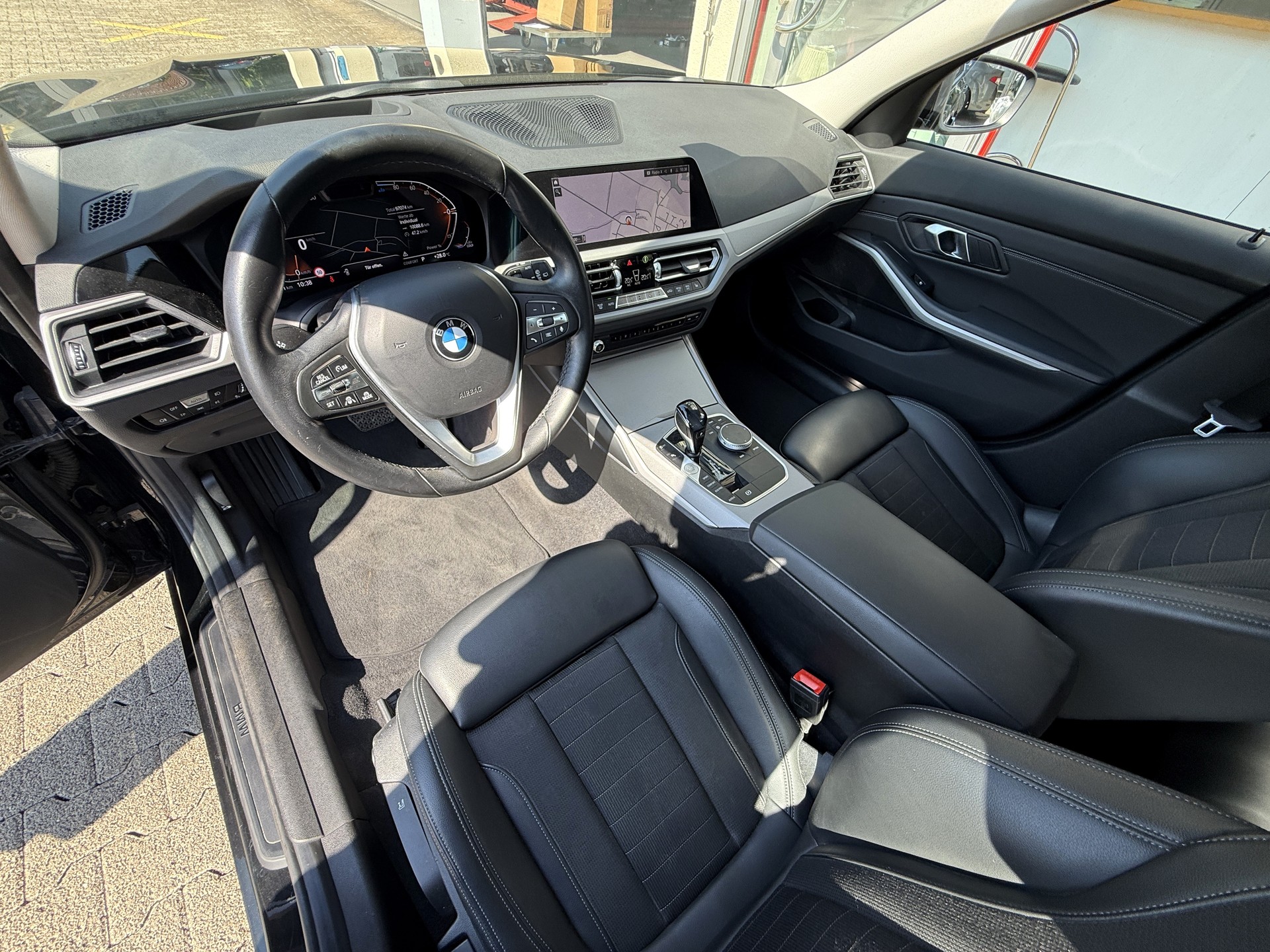 BMW 320d xDrive 48V Touring Steptronic-image-14