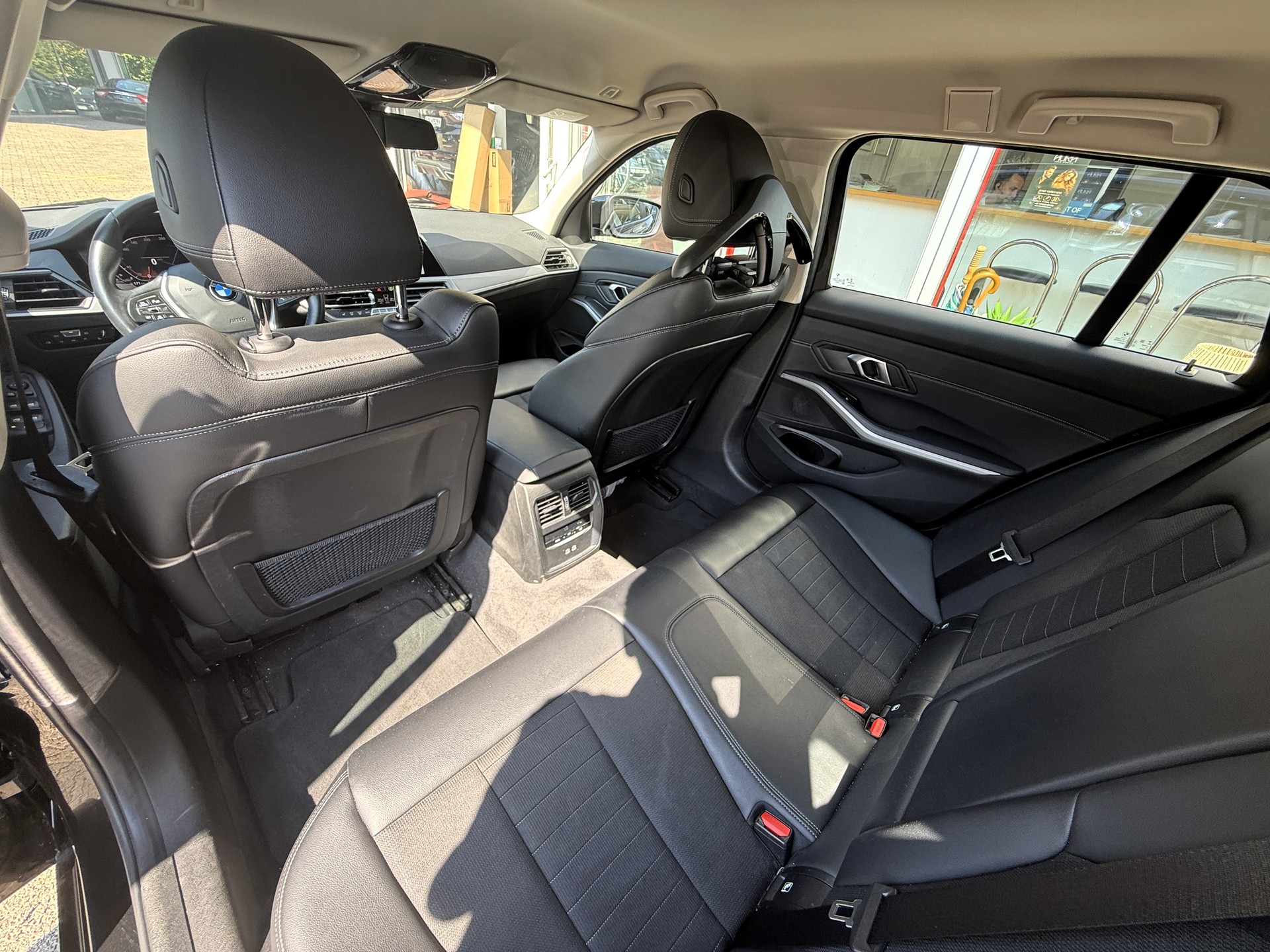 BMW 320d xDrive 48V Touring Steptronic-image-10
