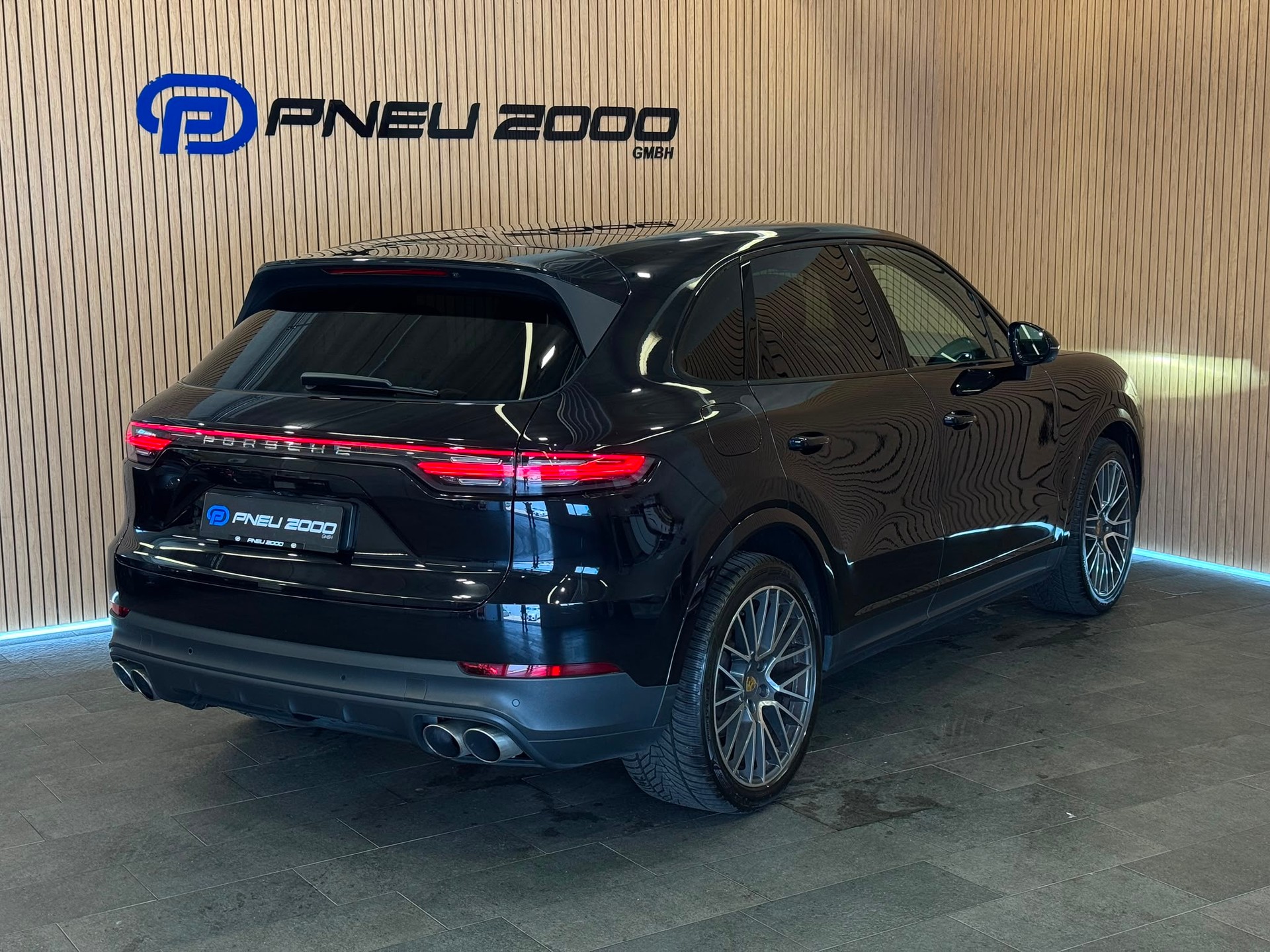 PORSCHE Cayenne S-showroom-element-3