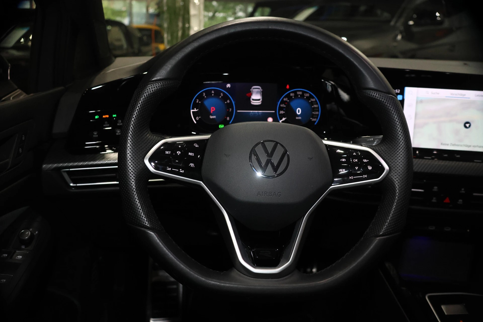 VW Golf VIII 1.5 eTSI Life DSG R-LINE CH FAHRZEUG-image-10