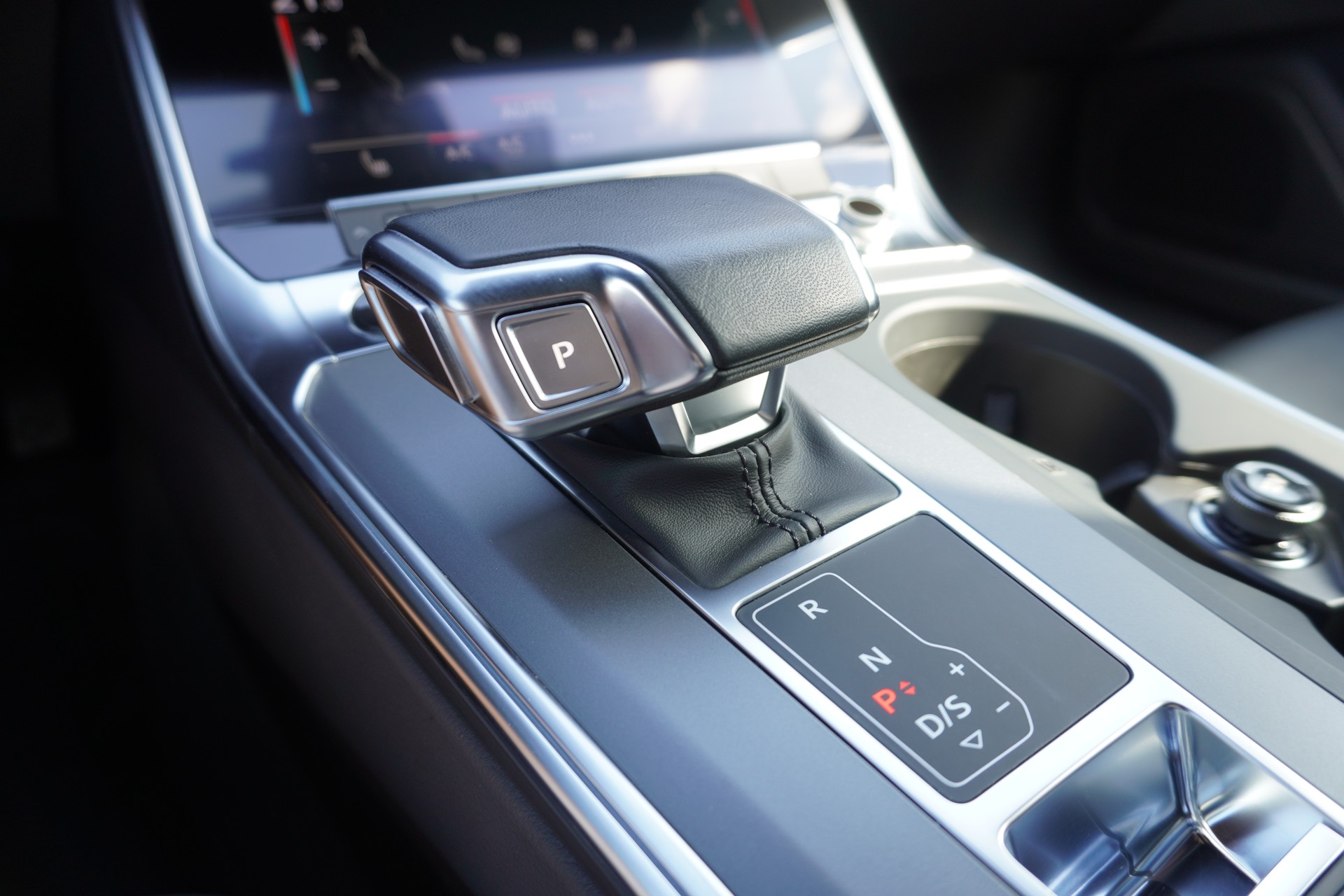 AUDI A6 Avant 40 TDI S-tronic S-LINE!!!-image-24