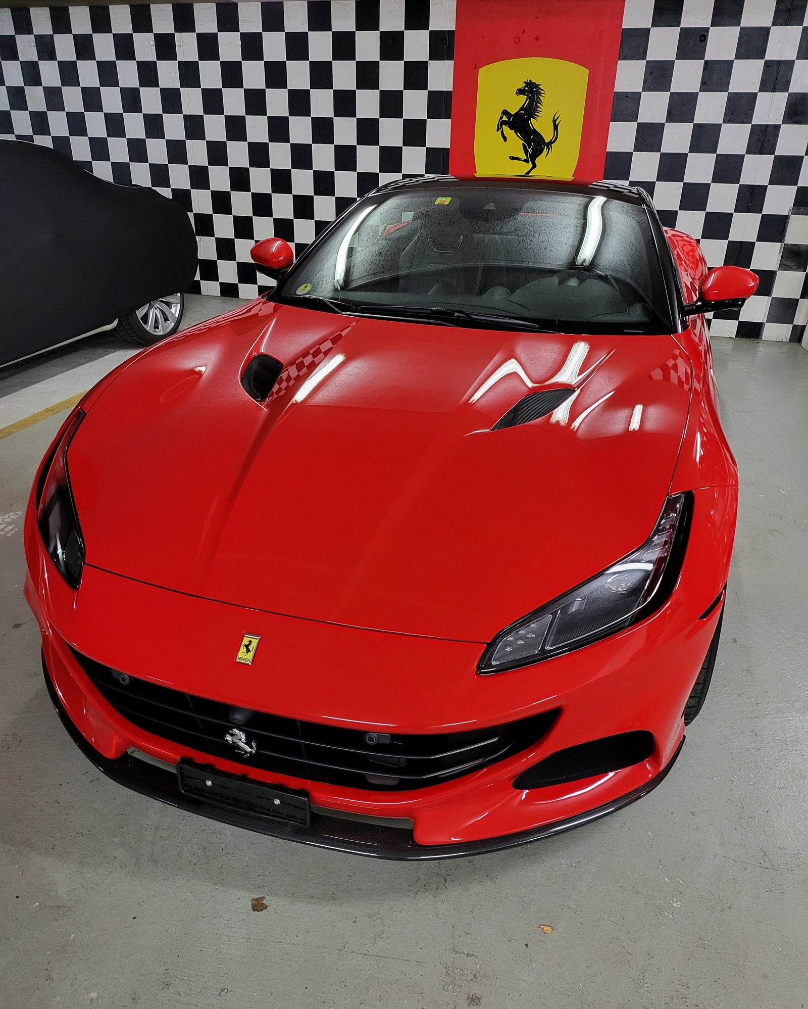 FERRARI Portofino M der teuerste je gebaute CH rotes Carbon