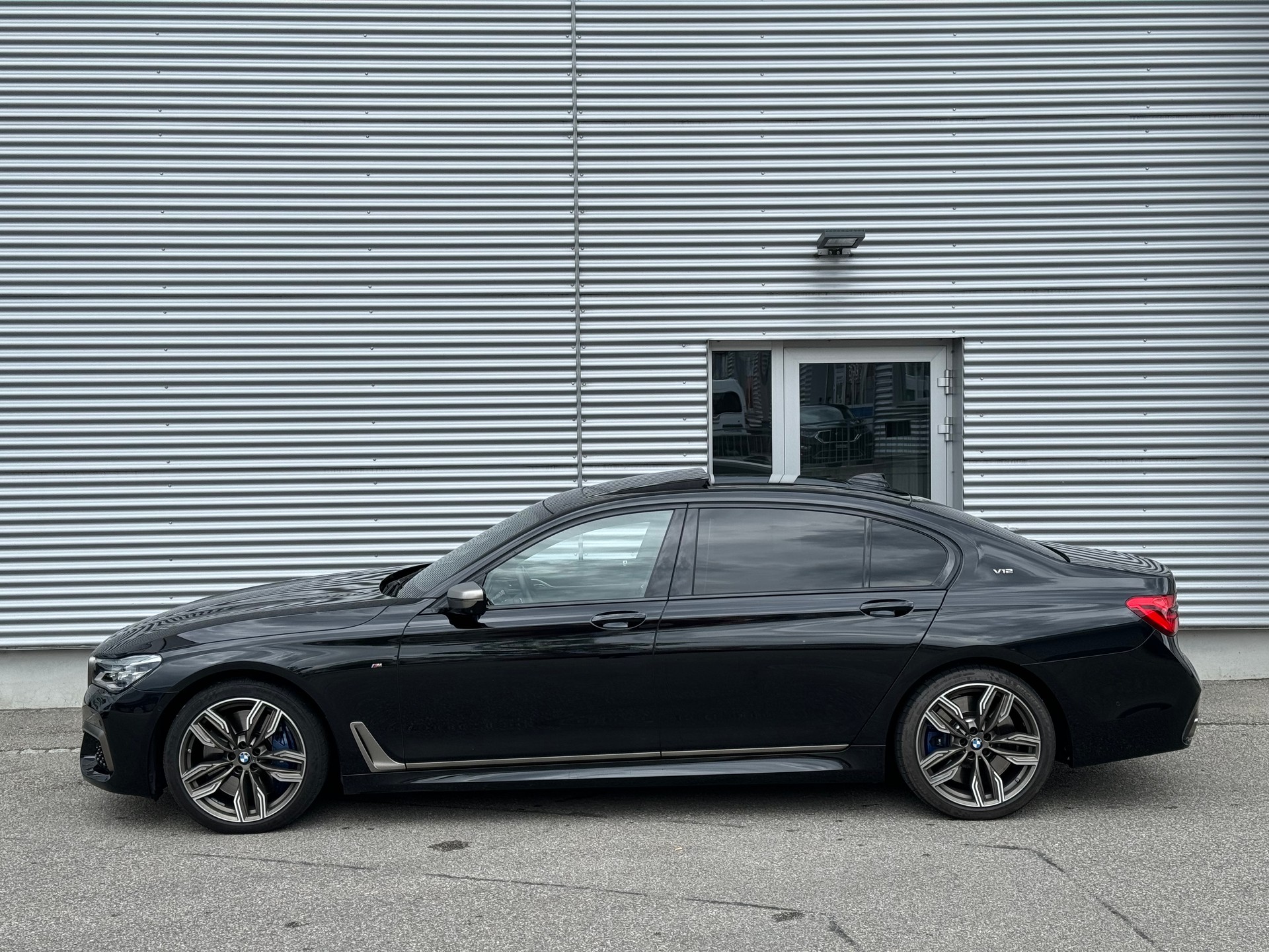 BMW M760Li xDrive Steptronic-image-5