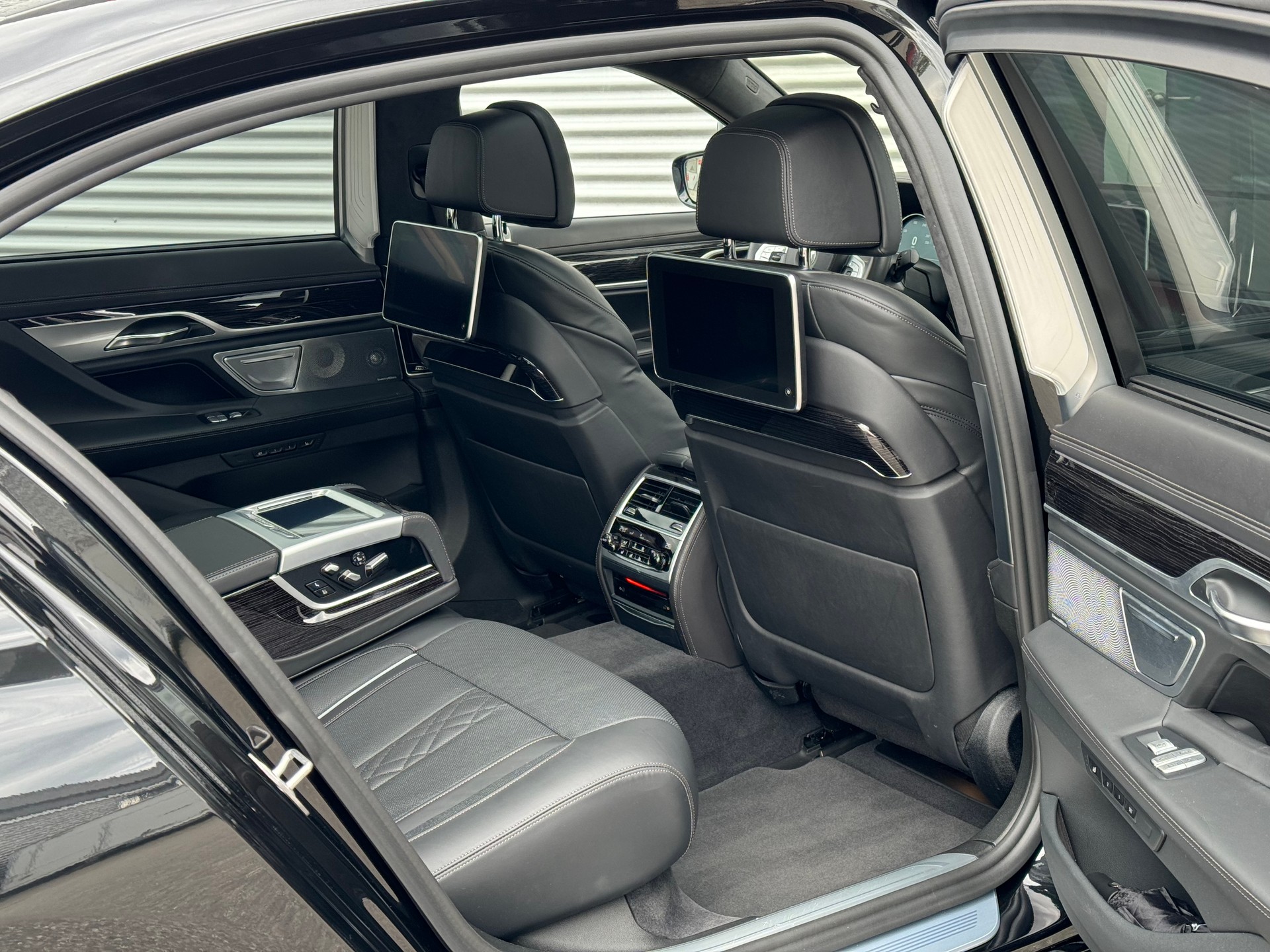 BMW M760Li xDrive Steptronic-image-9