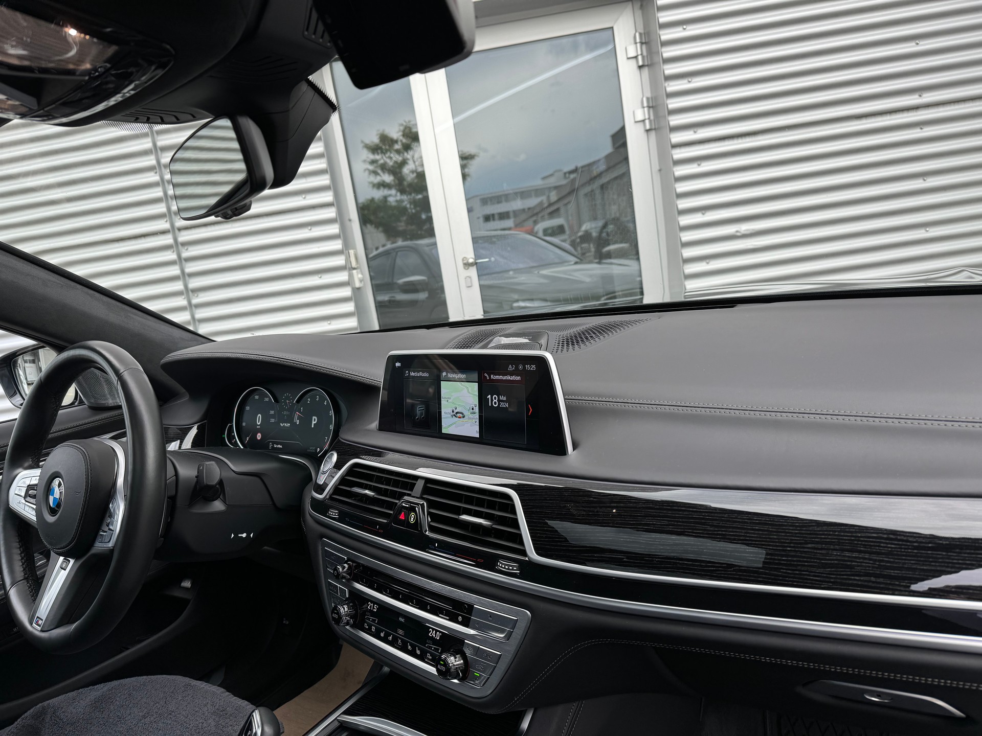 BMW M760Li xDrive Steptronic-image-11