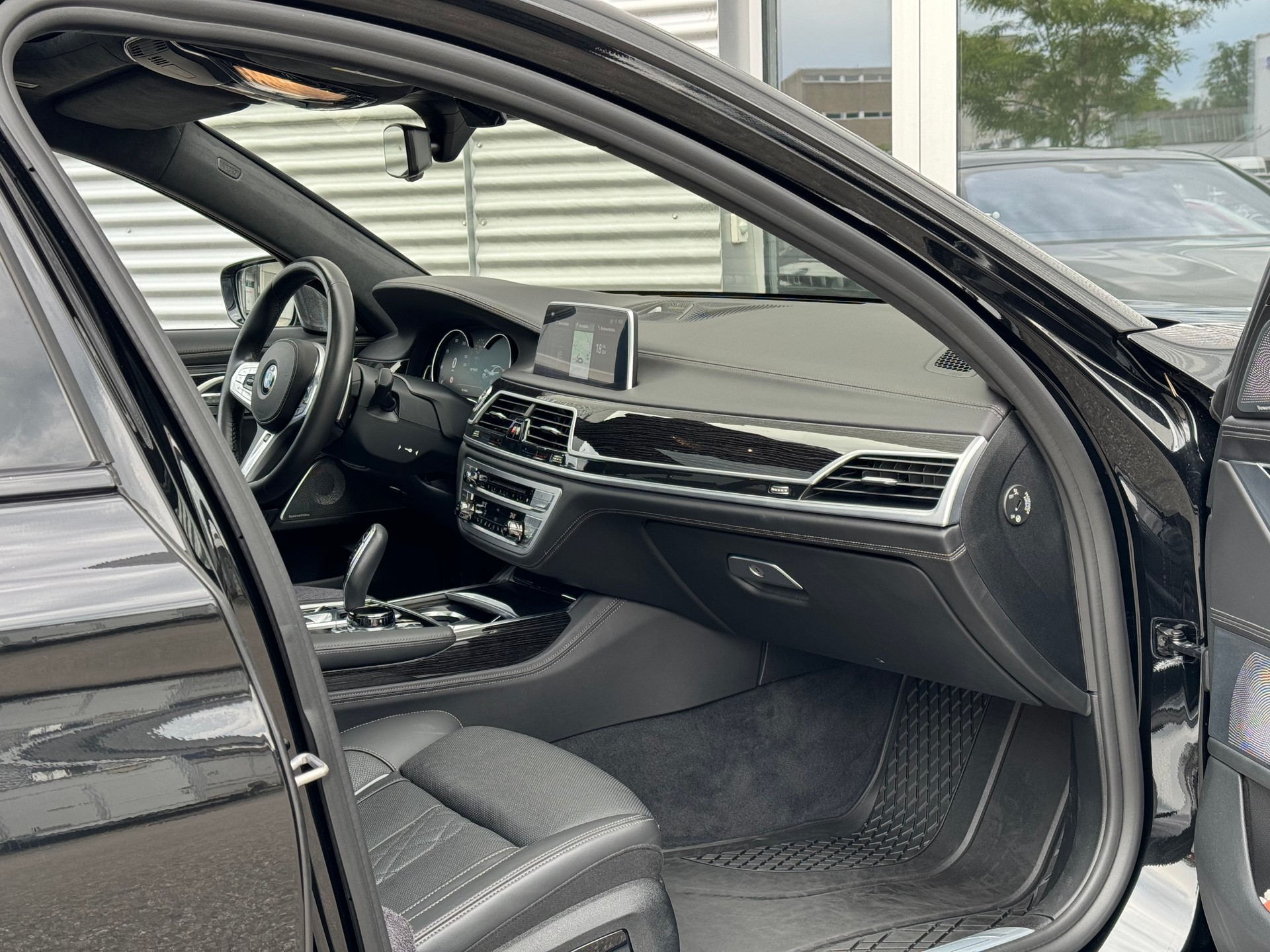 BMW M760Li xDrive Steptronic-image-8