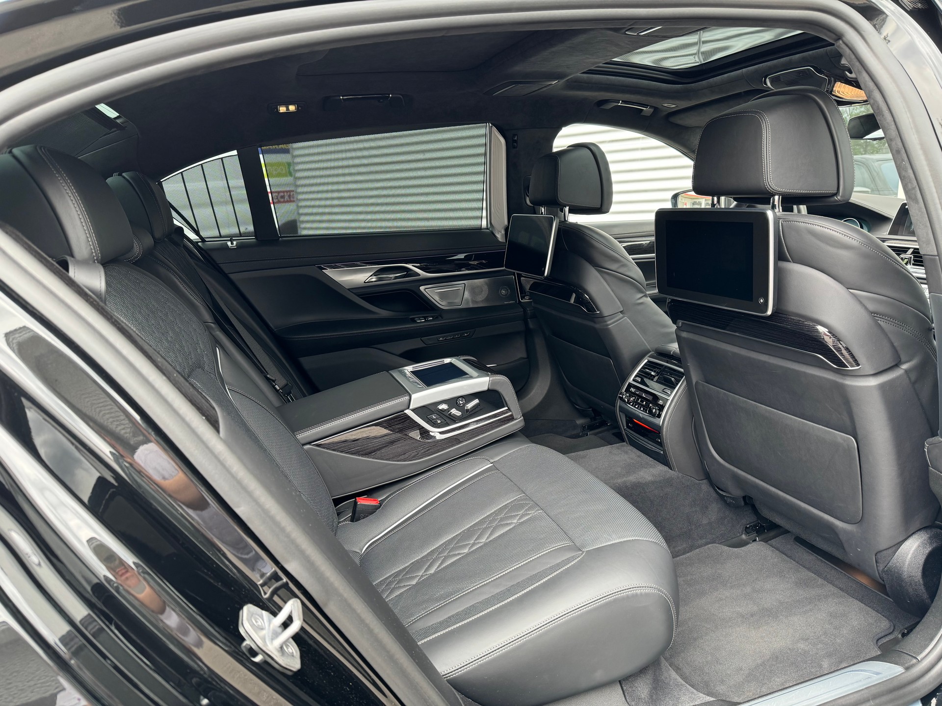 BMW M760Li xDrive Steptronic-image-12