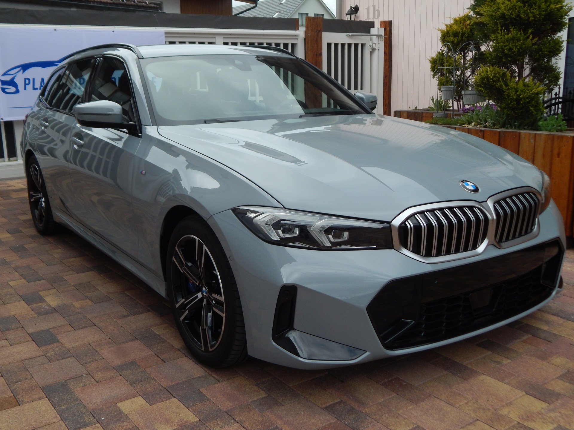 BMW Neuwagenzustand/330i Touring/TwinPower Turbo/Steptr./M Sport-showroom-element-1