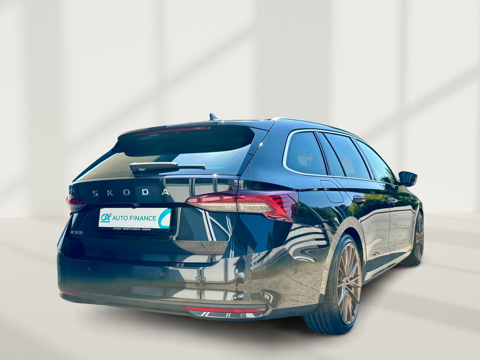 SKODA Octavia Combi 2.0 TDI DSG Selection-image-6