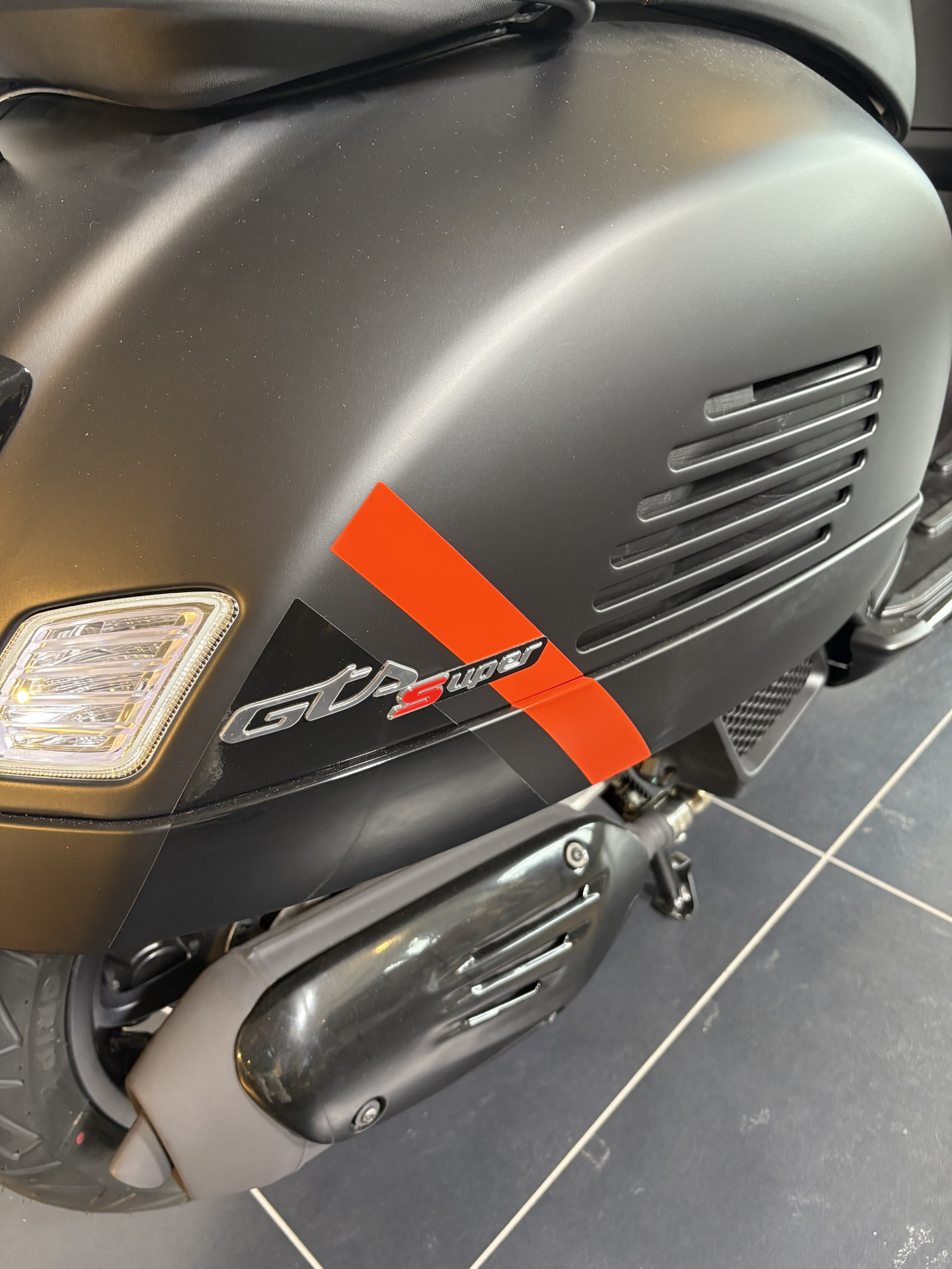PIAGGIO Vespa GTS 125-showroom-element-2