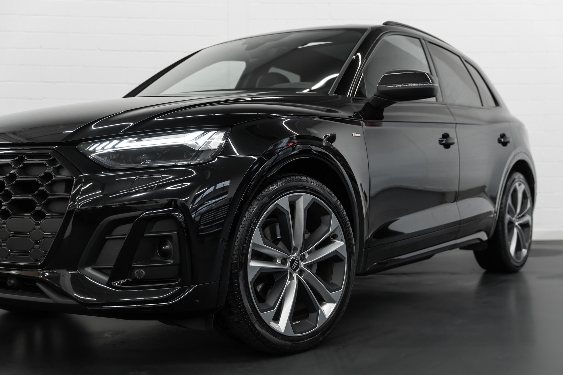 AUDI Q5 40 TDI S LINE Black Edition quattro S-tronic-showroom-element-3