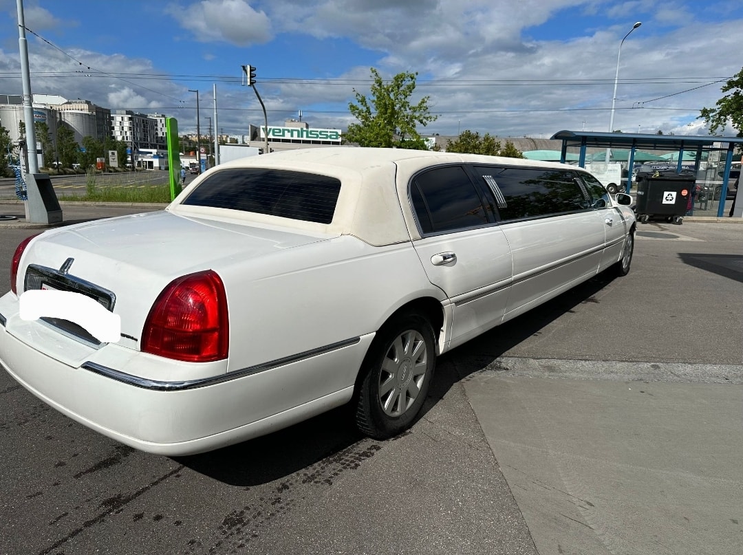 LINCOLN Town Car-image-5
