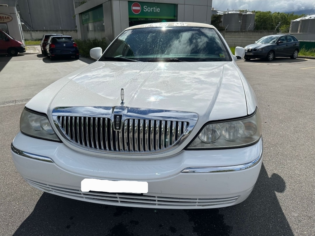 LINCOLN Town Car-image-3