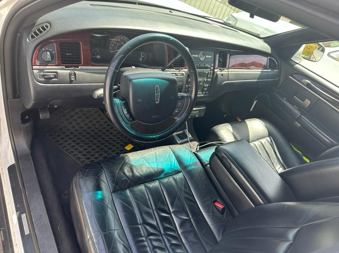 LINCOLN Town Car-image-10
