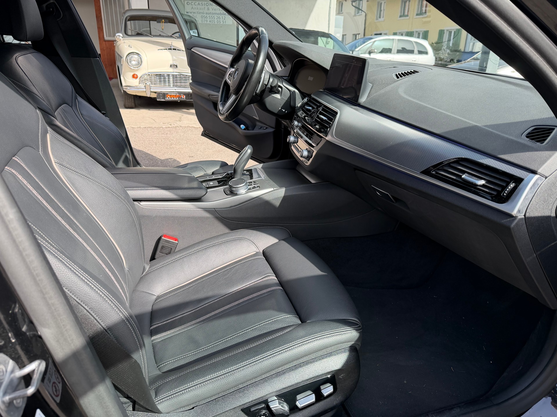 BMW 530e xDrive Pure M Sport Edition Steptronic-image-8