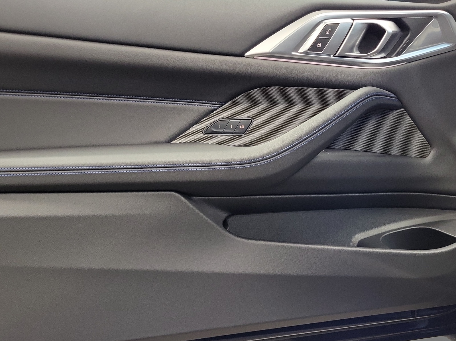 BMW M440i xDrive 48V Cabrio-image-18
