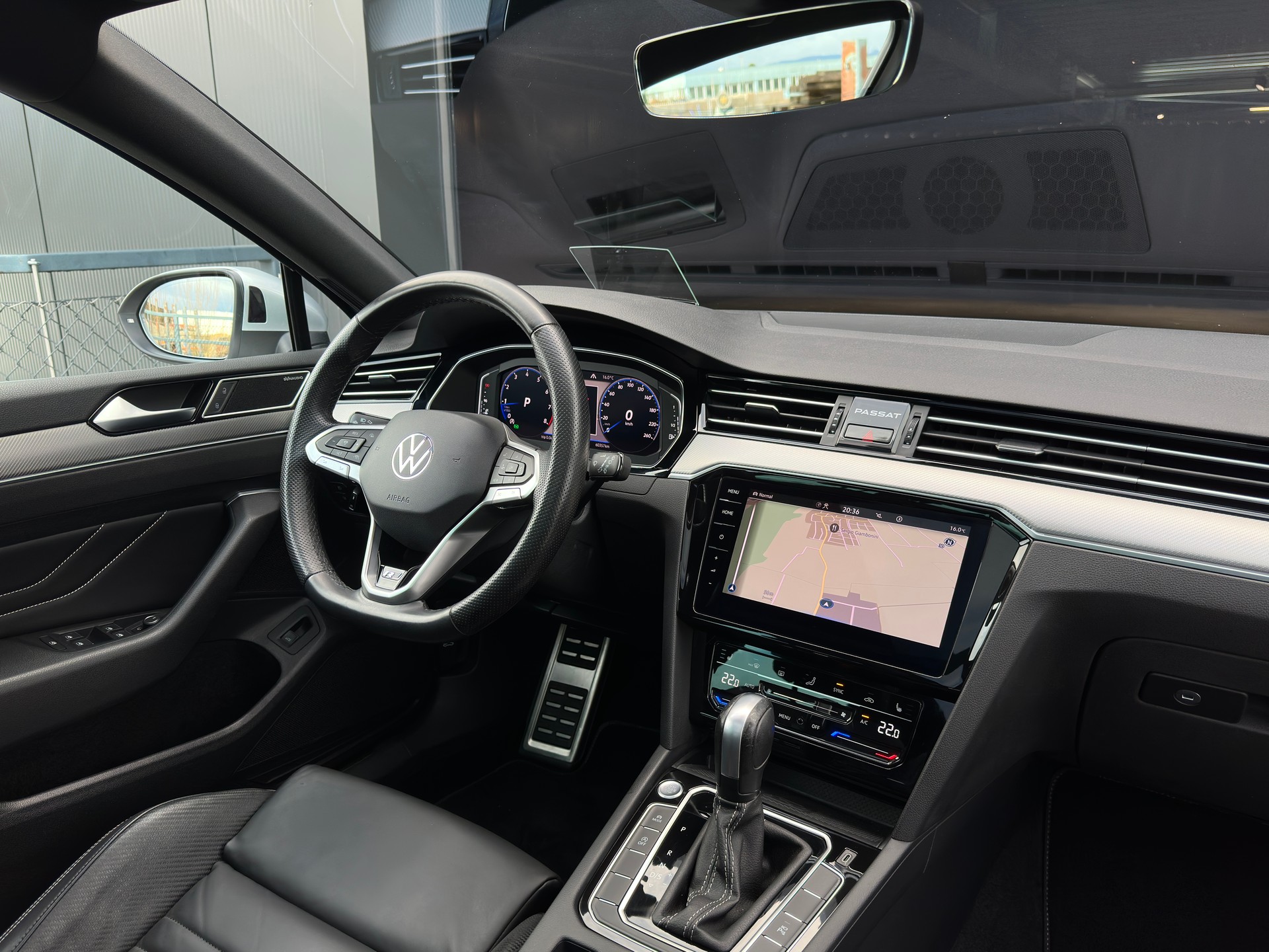 VW Passat Variant 2.0 TSI Elegance 4Motion DSG-image-12