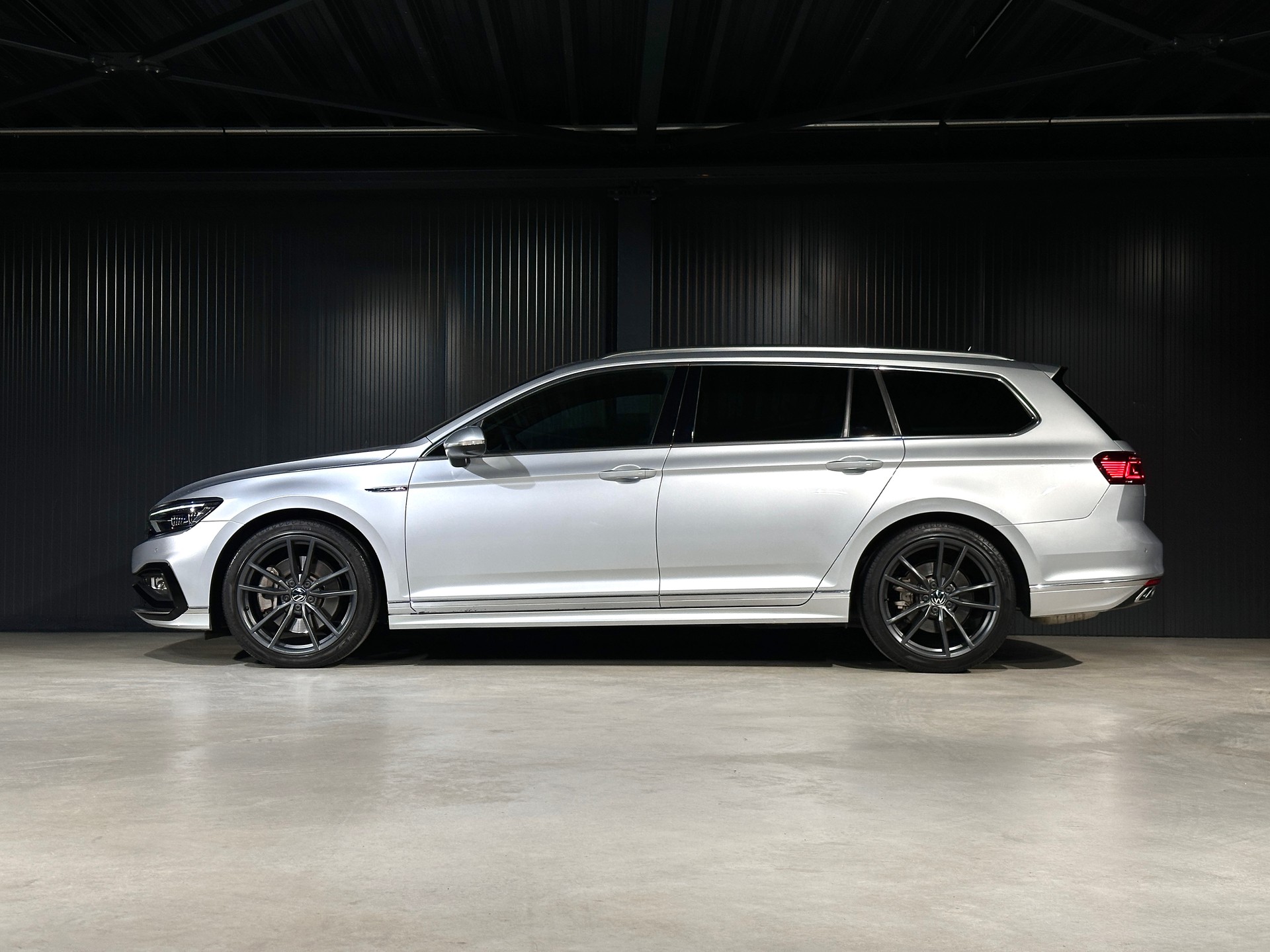VW Passat Variant 2.0 TSI Elegance 4Motion DSG-image-7