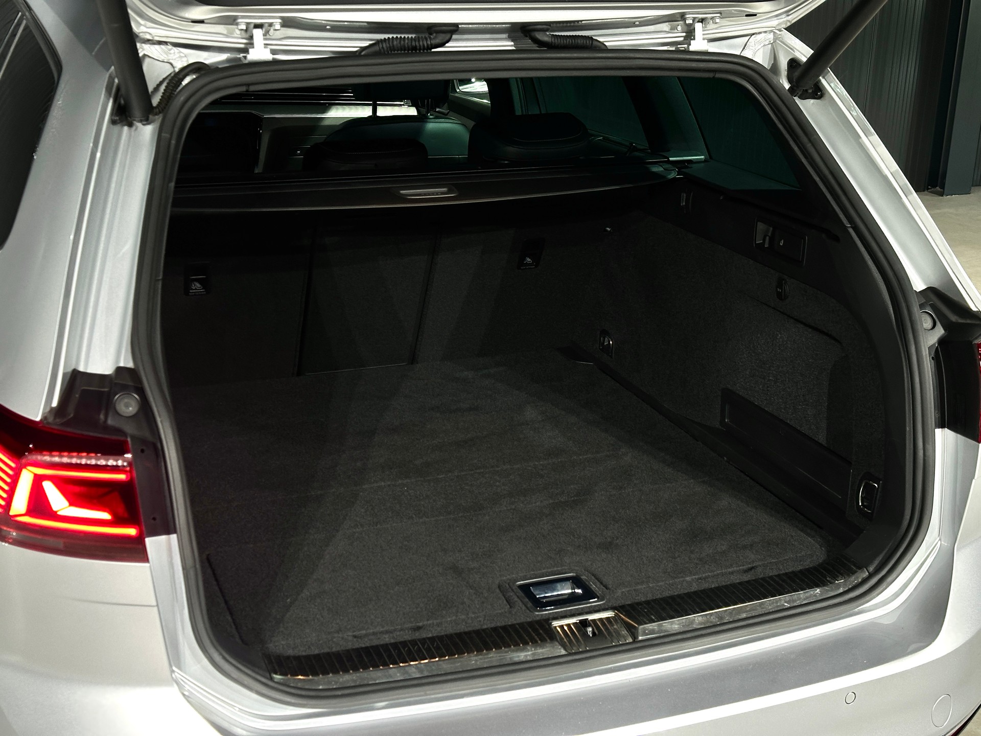 VW Passat Variant 2.0 TSI Elegance 4Motion DSG-image-25