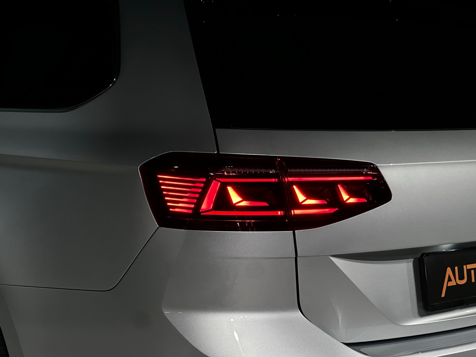 VW Passat Variant 2.0 TSI Elegance 4Motion DSG-image-28
