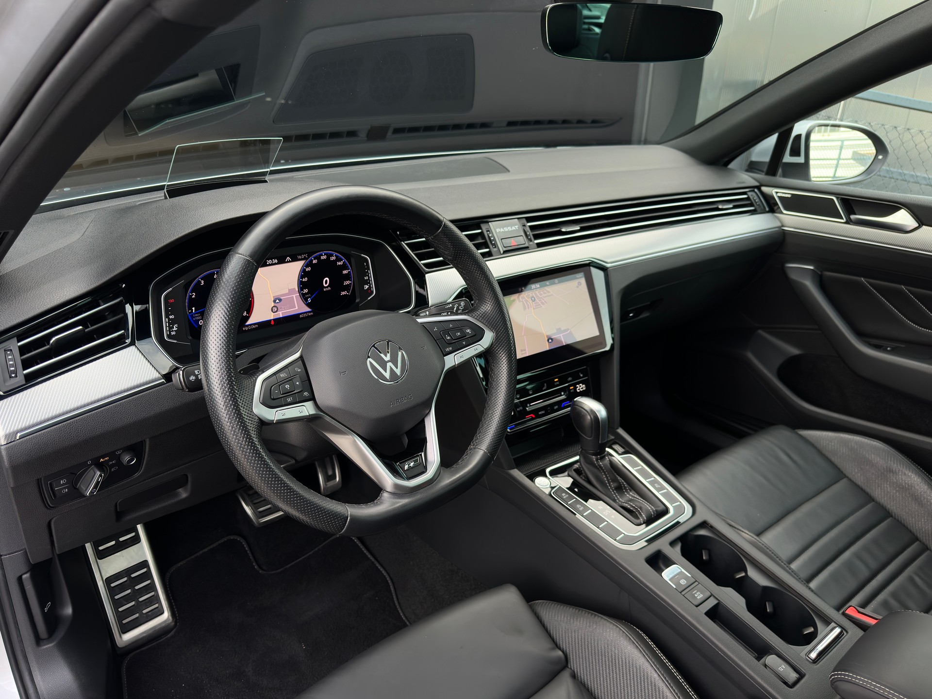 VW Passat Variant 2.0 TSI Elegance 4Motion DSG-image-11