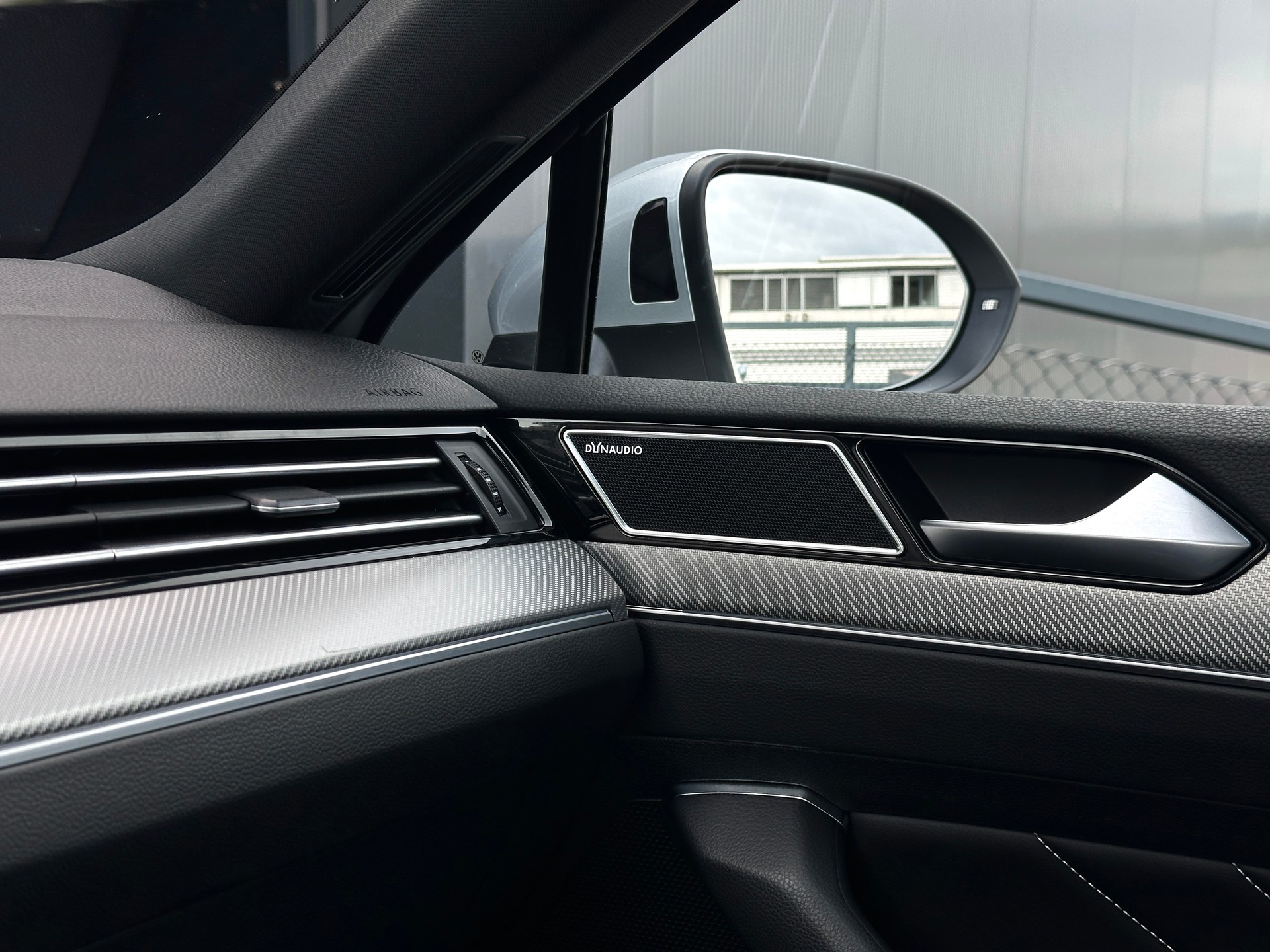 VW Passat Variant 2.0 TSI Elegance 4Motion DSG-image-21