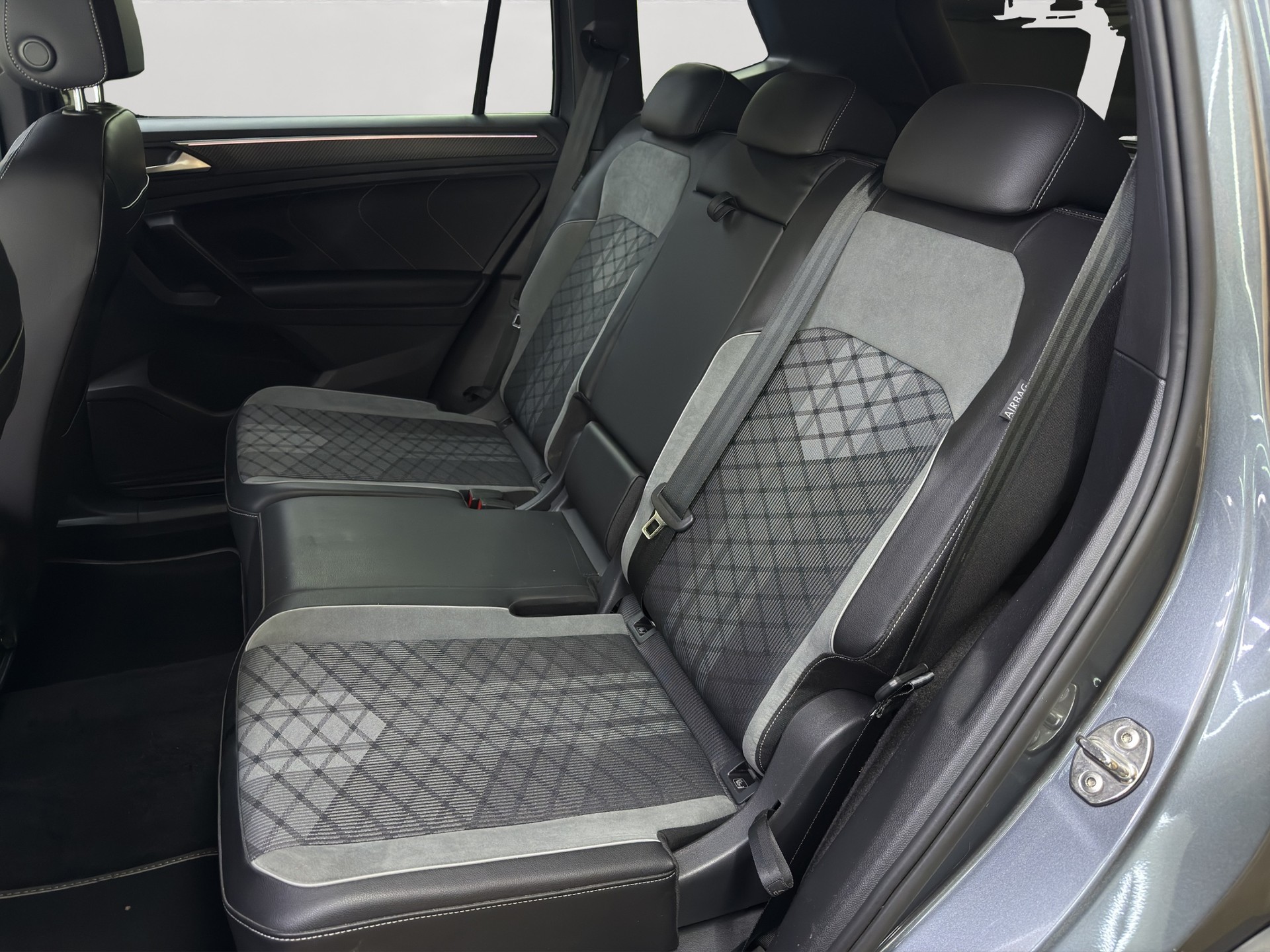 VW Tiguan Allspace 2.0TSI R-Line 4Motion DSG-image-12