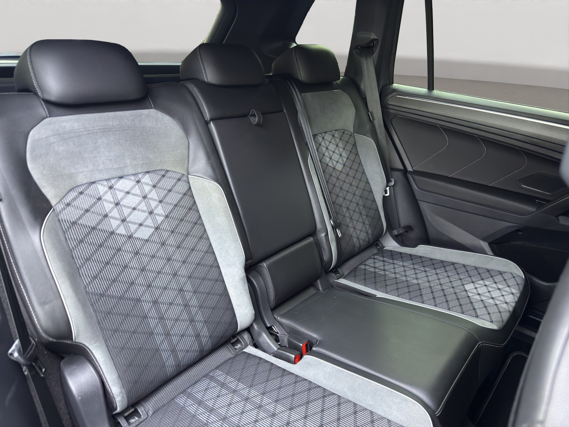 VW Tiguan Allspace 2.0TSI R-Line 4Motion DSG-image-14